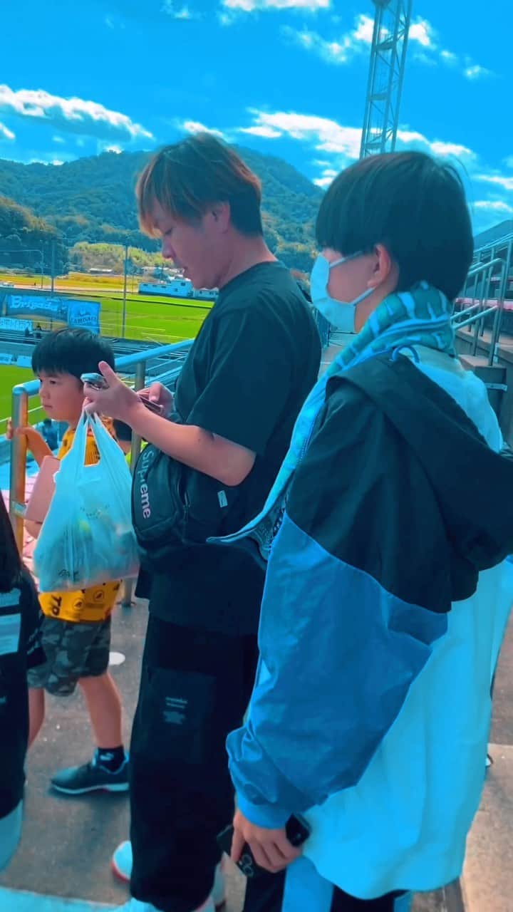 太陽チャンネルのインスタグラム：「これやってみたかったやつ♡ サッカー観戦ほんと楽しかった⚽️ 野球もバスケも観にいきたいっすね！！ #サッカー観戦 #ガイナーレ鳥取 #鳥取 #axisバードスタジアム  #PR」