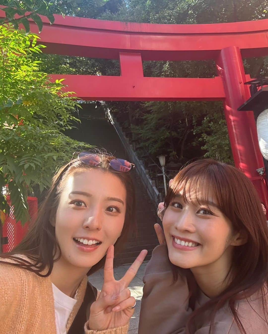 橘花凛さんのインスタグラム写真 - (橘花凛Instagram)「やっと久しぶりに宮原さんに会うことができまして🥹 ゆっくりデートしてきました💓✨ 今回のんちゃんを誘って愛宕神社に行ってきました🌸 出世の階段で有名な愛宕神社⛩️ 1人で階段の上り下りした時すごい怖かったのにのんちゃんいたらあっという間でした🤣 そしてのんちゃん階段の登り降り高速すぎてすごかった🤣笑 のんちゃんありがとう🥰 @miyahara_kanon」10月23日 18時52分 - rintakahashi0809