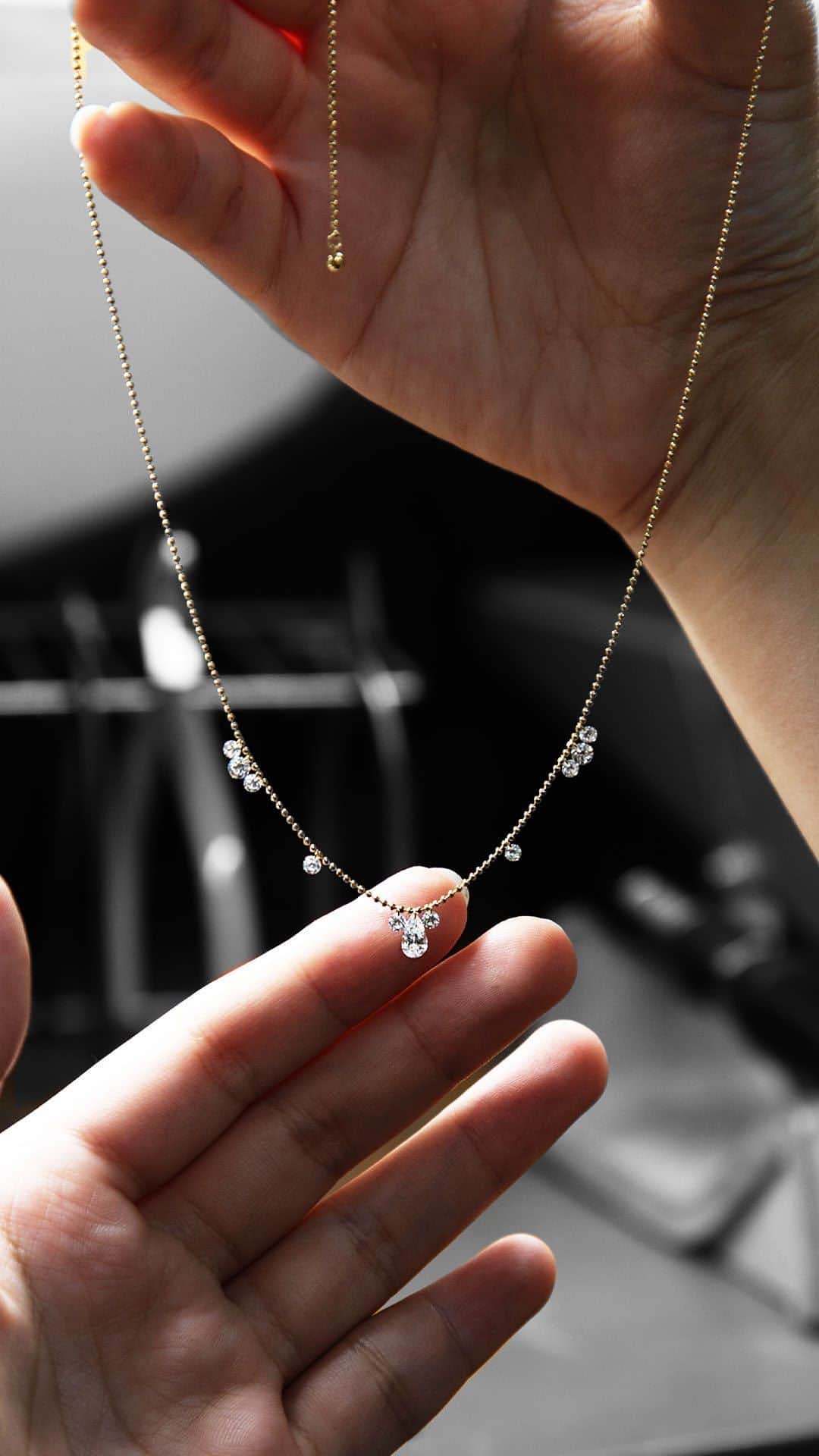 AbHerї〈アベリ〉のインスタグラム：「【AbHerïのクラフトマンシップ – レーザーホールダイヤモンドジュエリー –】アベリのレーザーホールダイヤモンドネックレスの制作過程をご紹介いたします。ダイヤモンドの無垢な輝きをいかしたレーザーホールダイヤモンドシリーズは、シンプルがゆえに作りの正確さがもとめられるデザインです。   すべてのダイヤモンドが美しく見えるよう、ダイヤモンドの形や大きさにあわせてバランスを確認しながら慎重に仕立てていきます。ほんのわずかでもパーツが歪めば、ダイヤモンドの向きも変わってしまう繊細な作業。ダイヤモンドの小さな個体差も見極めながら、職人の手の感覚によって丁寧にお作りしています。 　 　 　 ▶オフィシャルサイト・オンラインショップは @abheri_official のリンク先abheri.comよりご覧いただけます。 　 　 　 #abheri #abherï #アベリ #ジュエリー #ダイヤモンド #ダイヤモンドジュエリー #ファインジュエリー #レーザーホールダイヤモンド #ネックレス #ダイヤモンドネックレス #ステーションネックレス #ペアシェイプダイヤモンド #宝石 #宝石好き #ジュエリー好き #ご褒美ジュエリー #記念日ジュエリー #お守りジュエリー #オーダージュエリー #オーダーメイドジュエリー #手仕事 #ジュエリー制作 #ジュエリー職人 #職人技 #ジュエリーショップ #ジュエリーブランド #jewelry #diamondnecklace #necklace #japanbrand」