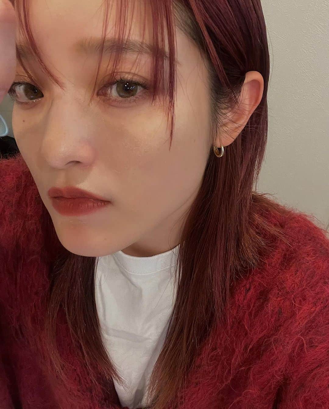 のインスタグラム：「赤とレースが気になるこの頃🍂 ネイルも赤にしよかなぁ♪」