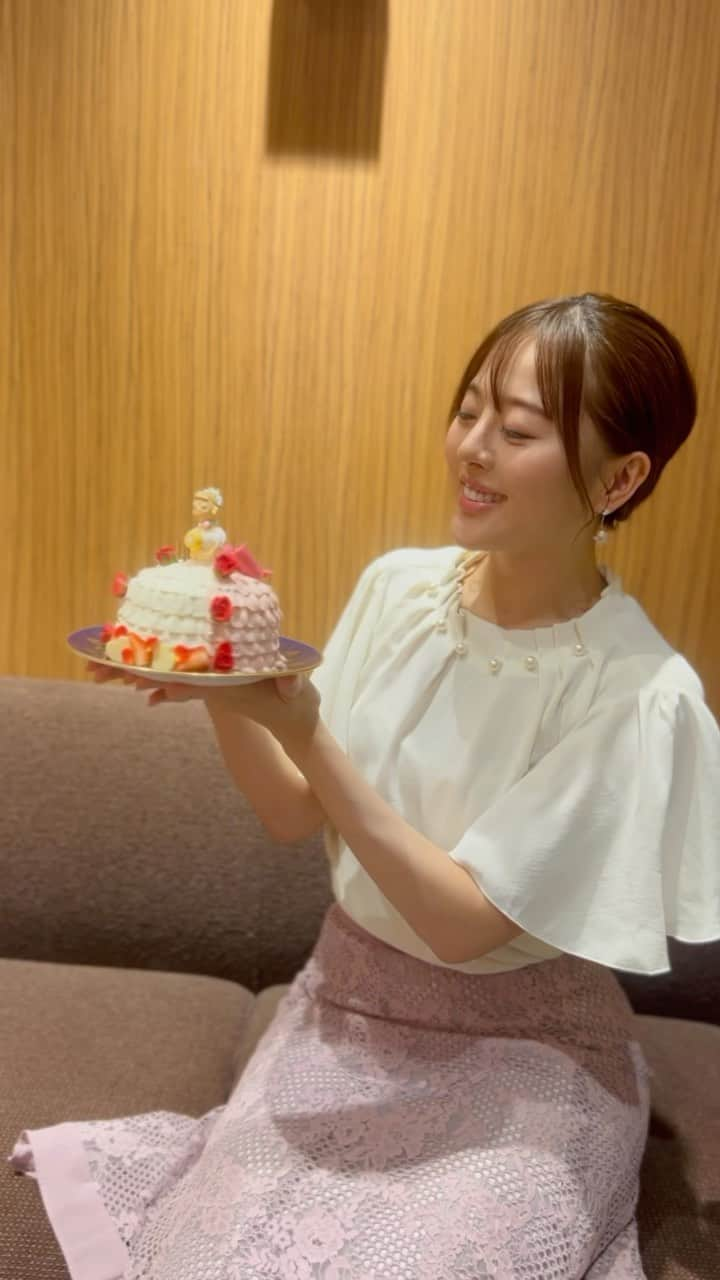 真衣ひなののインスタグラム：「ケーキのお名前は‥ 『紅き薔薇プリンセス』🌹👸 デザインをさせていただきました！  11月2日(木)午後3時30分～午後5時 『Amour95 ～元タカラジェンヌ娘役たちのお茶会〜』  出演者：真衣ひなの、楓ゆき、美蘭レンナ  場所：阪急うめだ本店１３階 「トラットリア　アル・ポンピエーレ」  参加費：9,500円（税込） (パスタ、ティラミス、ドリンク、お土産つき) お土産は、モンシェール様との 本イベント限定コラボケーキ  詳細、ご予約はストーリーハイライトから  ~~~~~~~~~~~~~~~~~~~~~~~~~~~~~  📣11/1(水)〜11/7(火) ❤︎POPUP 阪急うめだ本店10階うめだスーク 『Love＆Dream タカラジェンヌOGセレクト第１幕』 (ポストカード/似顔絵/コラボ商品)  🎨真衣ひなのの似顔絵イベント🎨  日時：11/1〜11/7  POPUP営業時間内 (最終日のみ14:30最終受付) 場所：POPUPブース内 所要時間40分前後 (お渡しまで1時間程みておいて下さい) 対面で一緒にお喋りしながらお描きします。 事前予約はインスタ上部のメールから 件名に「似顔絵予約」と入れて お名前、お電話番号、ご希望日時を明記の上 お送りください。 当日予約も承ります。 一名様　料金 6500円(税抜) A4データお渡し (★追加オプション　アイコン用　＋500円)  ~~~~~~~~~~~~~~~~~~~~~~~~~~~~~~  皆さまのお越しをお待ちしております！  #阪急うめだ本店 #うめだスーク #阪急百貨店 #元タカラジェンヌ #popup」