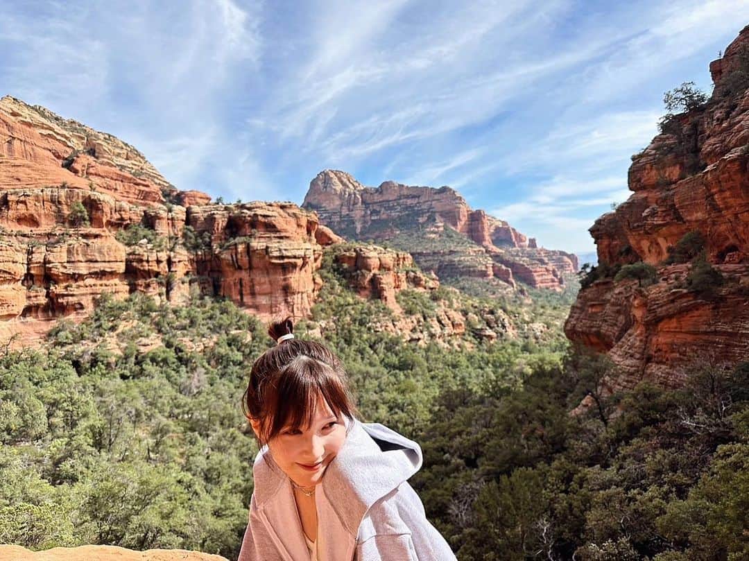 本田翼のインスタグラム：「せどな〜⛰️🪐 もりもり歩いて 信じられないくらい筋肉使ったんだけど 筋肉痛が来ない不思議な体験してきました🥸 #sedona」