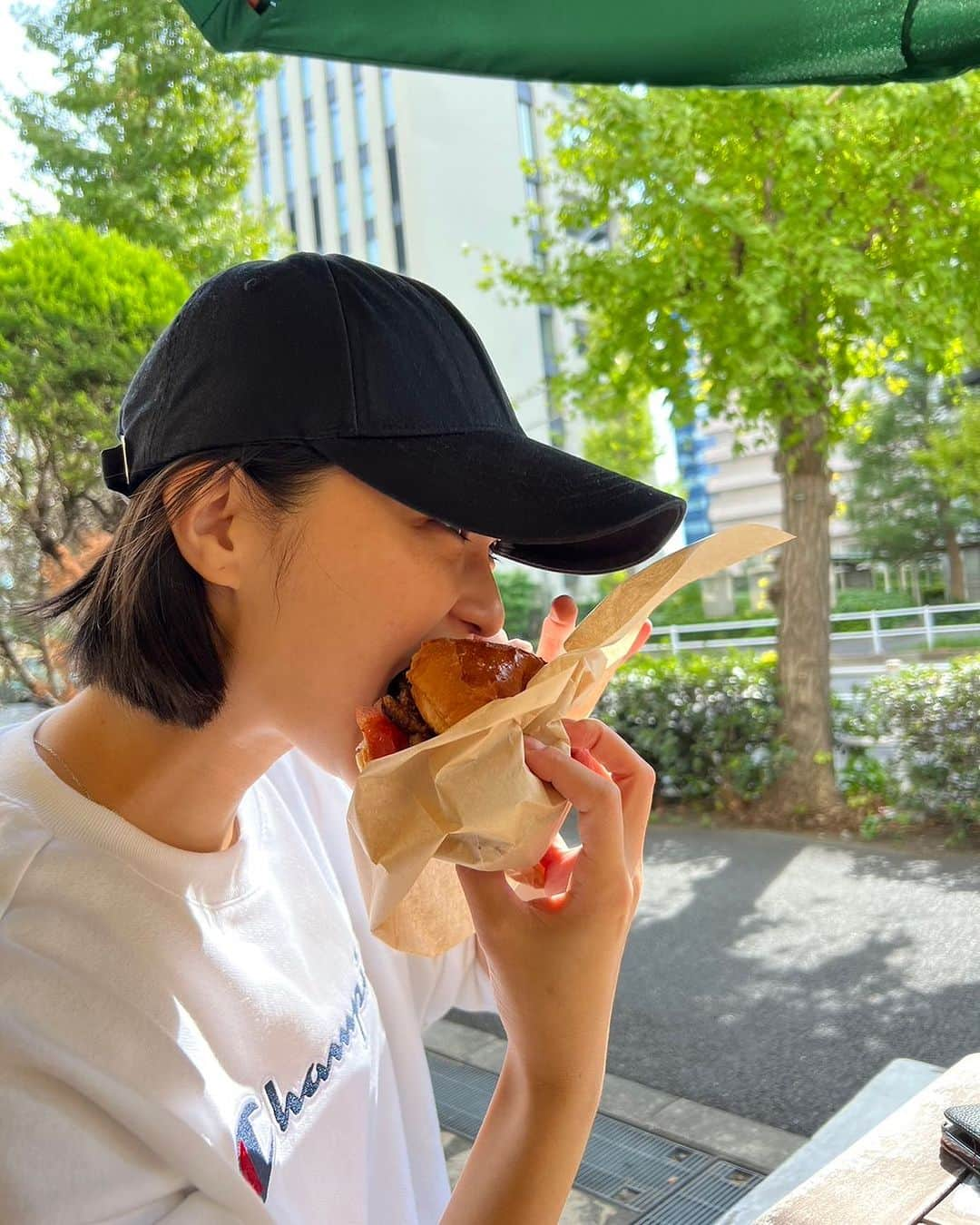 椿原愛さんのインスタグラム写真 - (椿原愛Instagram)「ハンバーガーテロ🍔  大きいサイズのハンバーガーもかぶりつくのが好きです。笑 果たしてこの大きな口を開けて食べるという行為、デートでやるかはまだ試したことがないから不明です。🦁  好きな人の前だと大きな口開けられない〜っていう論争で女子会やりたいな☺︎  #ハンバーガー」10月23日 19時04分 - ai.tsubakihara