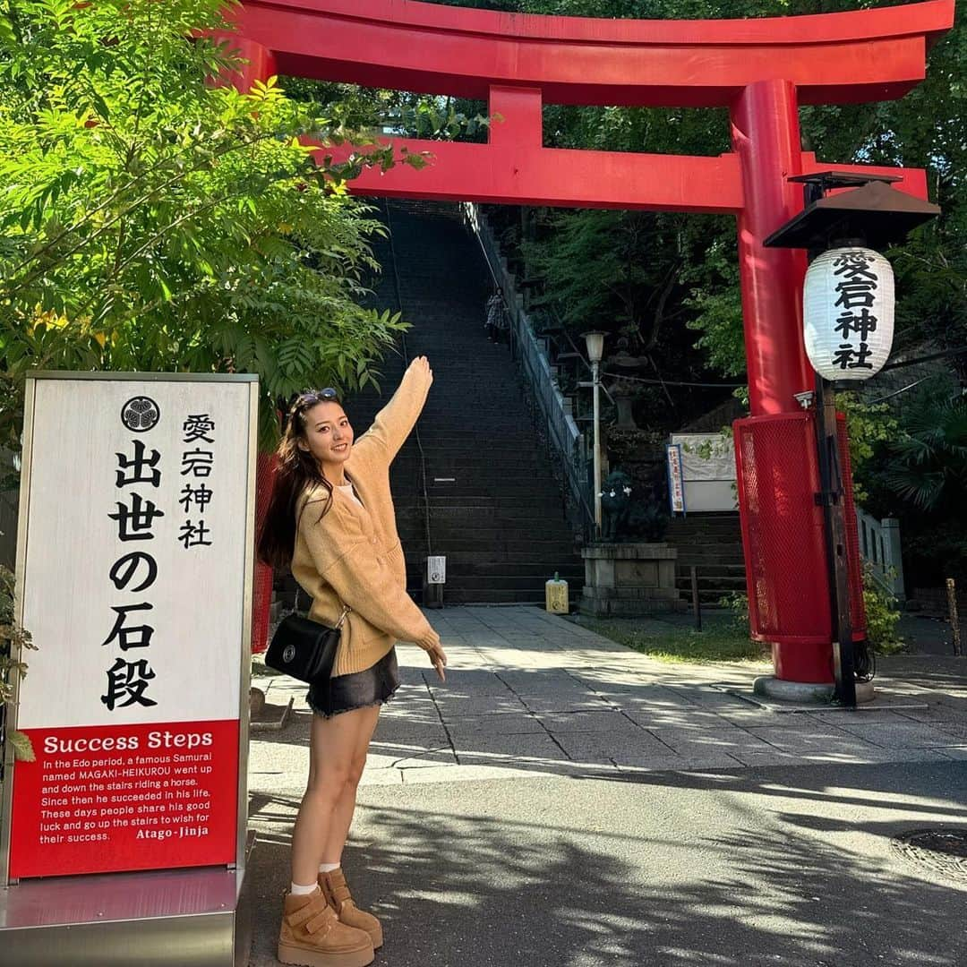 宮原華音のインスタグラム：「凛さんと久しぶりにのんびりデート😌💛 教えてもらった愛宕神社にお参りへ⛩️  話が尽きないし 次々行きたいところ決まるから 次も楽しみー✨  また頑張るぞー😆  #愛宕神社　#かのんのしふく　#ugg #grl」