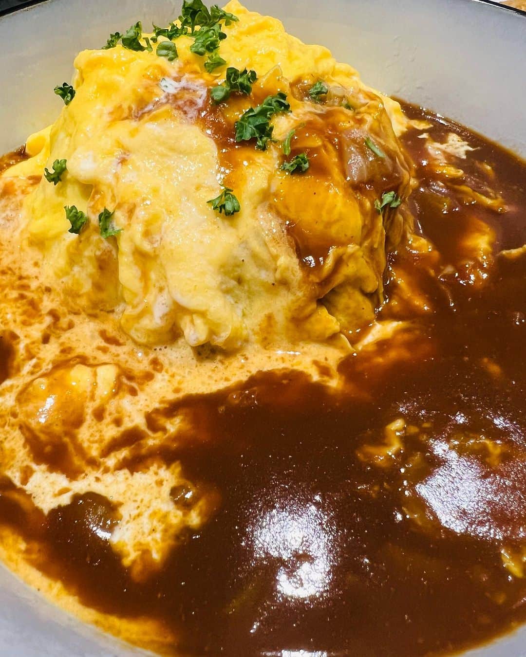 吉岡世起のインスタグラム：「昨日初めて行った激ウマだったgreencafegolfさん オムライスはふわとろ卵 プリンは今までで1番美味しかった！！ 飲めるプリン🍮だね！ ちょっと遠いけど、これはまた行こう！ シュミレーションゴルフもあるらしい！ゴルフやったことないけど笑 #greencafegolf #カフェ #カフェ好き #オムライス #飲めるプリン #プリン」