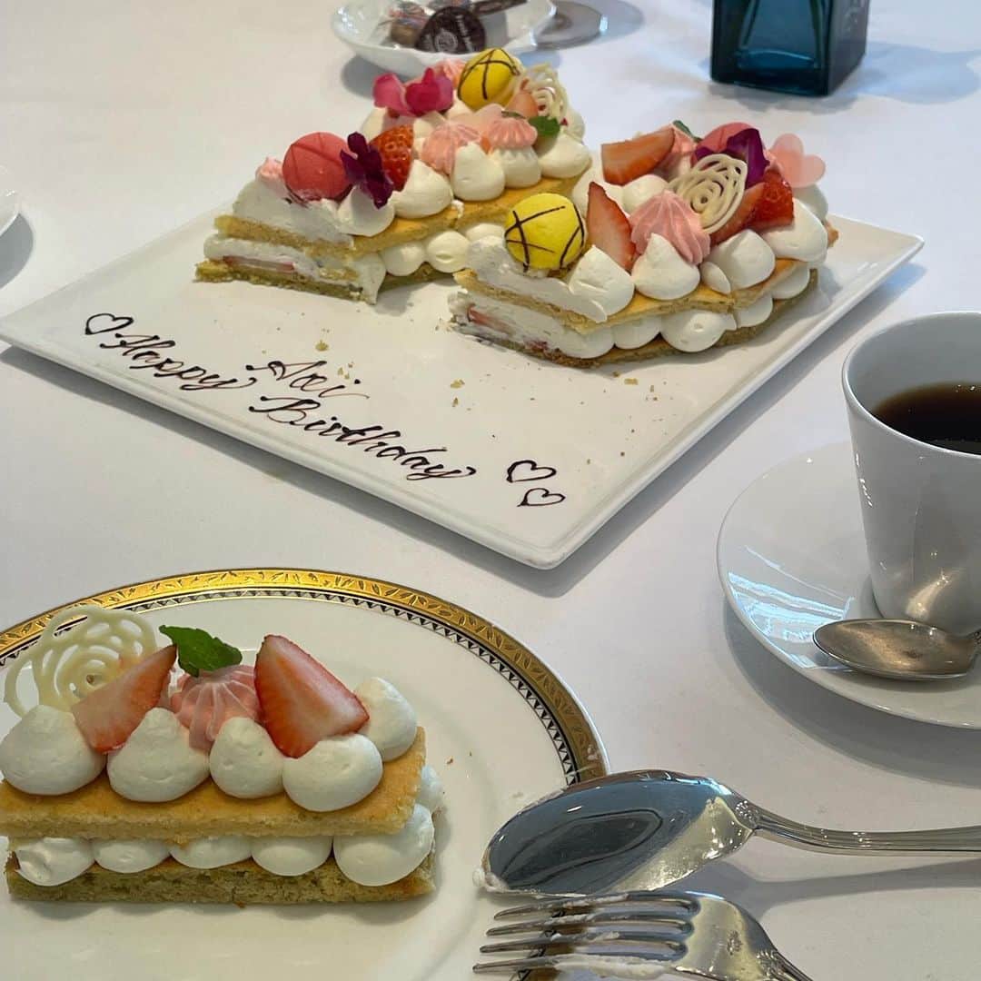 蘂さんのインスタグラム写真 - (蘂Instagram)「数字が選べるバースデーケーキ、ほんとに可愛いよね🥺 お祝い事とかにオススメです✨♡ ・ ・ ・ #誕生日プレート #ナンバーケーキ #横浜デート」10月23日 18時57分 - zui____chan