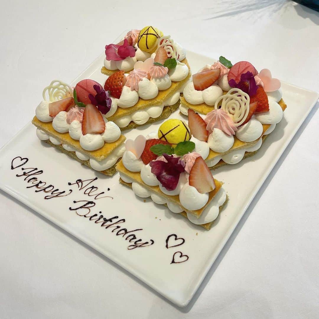 蘂さんのインスタグラム写真 - (蘂Instagram)「数字が選べるバースデーケーキ、ほんとに可愛いよね🥺 お祝い事とかにオススメです✨♡ ・ ・ ・ #誕生日プレート #ナンバーケーキ #横浜デート」10月23日 18時57分 - zui____chan