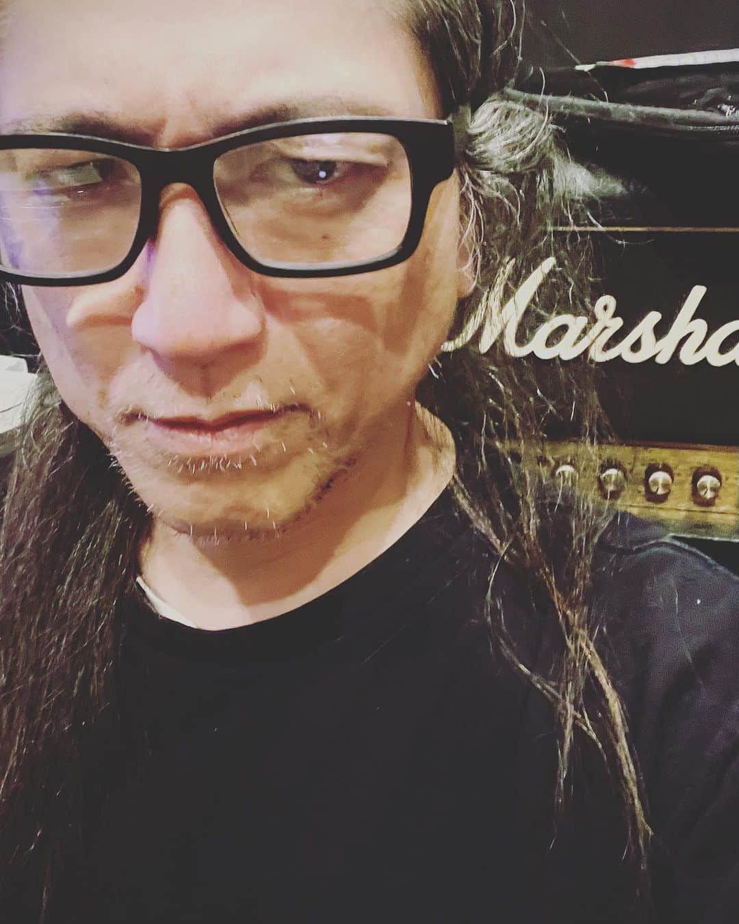 sakura (ドラマー)のインスタグラム：「本日はstudio MIDNIGHT でgibkiy gibkiy gibkiyなguitar Rec.でした #gibkiygibkiygibkiy #sakurazawayasunori #aie #虫唾」