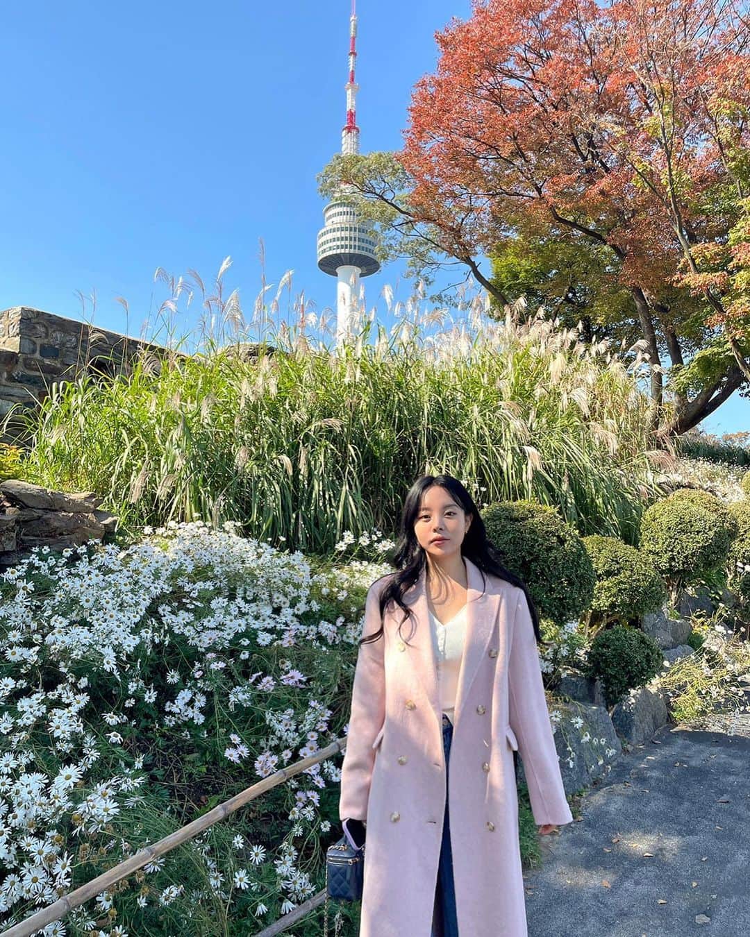 MeJiwooのインスタグラム：「예쁜건 같이 입고 싶은 마음🩷🩶 내일 오후 2시에 미지우 사이트에서 구매하실 수 있습니다✨  무려 20% 할인률로 핸드메이드 롱코트를 15만원대에 구매하실 수 있는 찬스, 그리고 빠른 구매 해주신 분들께 고급스러운 우드 옷걸이를 함께 보내드립니다~!  옷걸이는 선착순 20개로 준비되어 코트 1벌당 1개로 지급될 예정이라 한 분이 코트 두벌 구매시 옷걸이는 두개로 증정되는 시스템이니 이부분 꼭 참고해주세요⭐️」