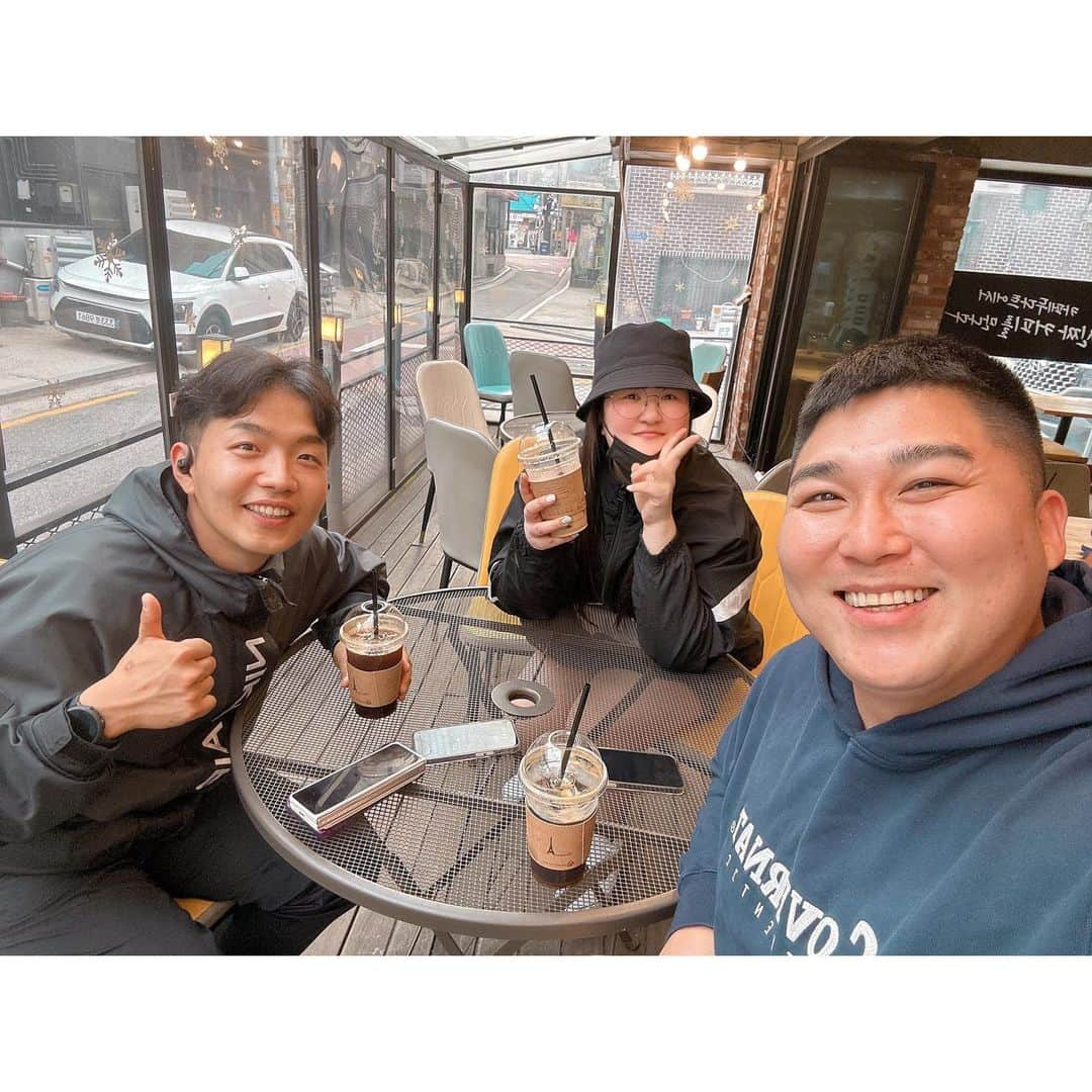 イ・グクジュのインスタグラム：「상암동 오랜만🖐🏻 @gangjiniii @kyungho_park0225  해병대 사나이들과 수다타임 #금문테니스장 3호점 축하겸  후배와 새로운 운동시작겸 회식!!! 근데 음식사진을 깜빡🤭 ㅋㅋ」