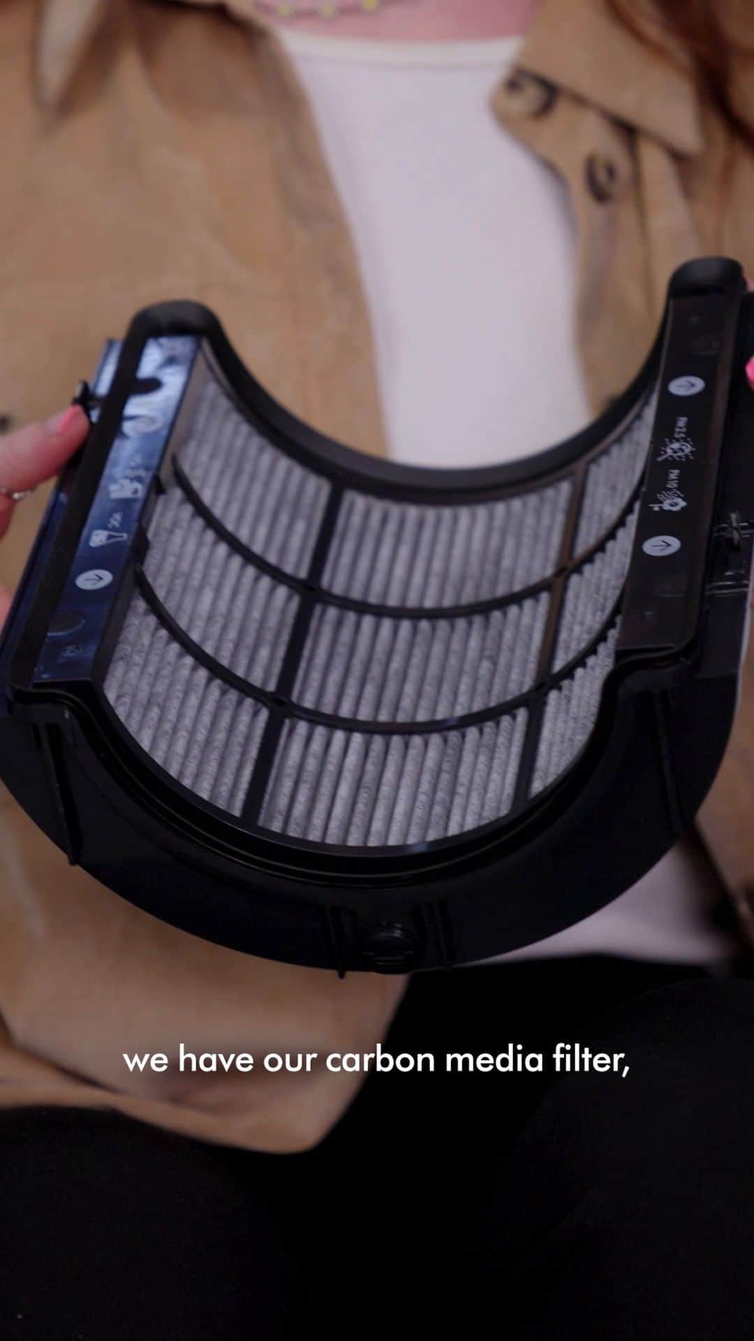 Dysonのインスタグラム：「Our pillars of purification 2/3: Capturing. 🔒  Our purifiers are engineered with two filter medias – the particulate media filter captures things like like dust, mould and pet dander and the carbon media filter tackles VOCs like hairspray and cooking oils.  Plus, the machine is fully sealed to HEPA H13 standard meaning once the pollutants go in, they won’t come back out – consider that our purifier promise. 🤝  #DysonPurifier #EngineerExplains #DysonEngineer #Purifier #WhyPurify #AirQuality #Dysontechnology」