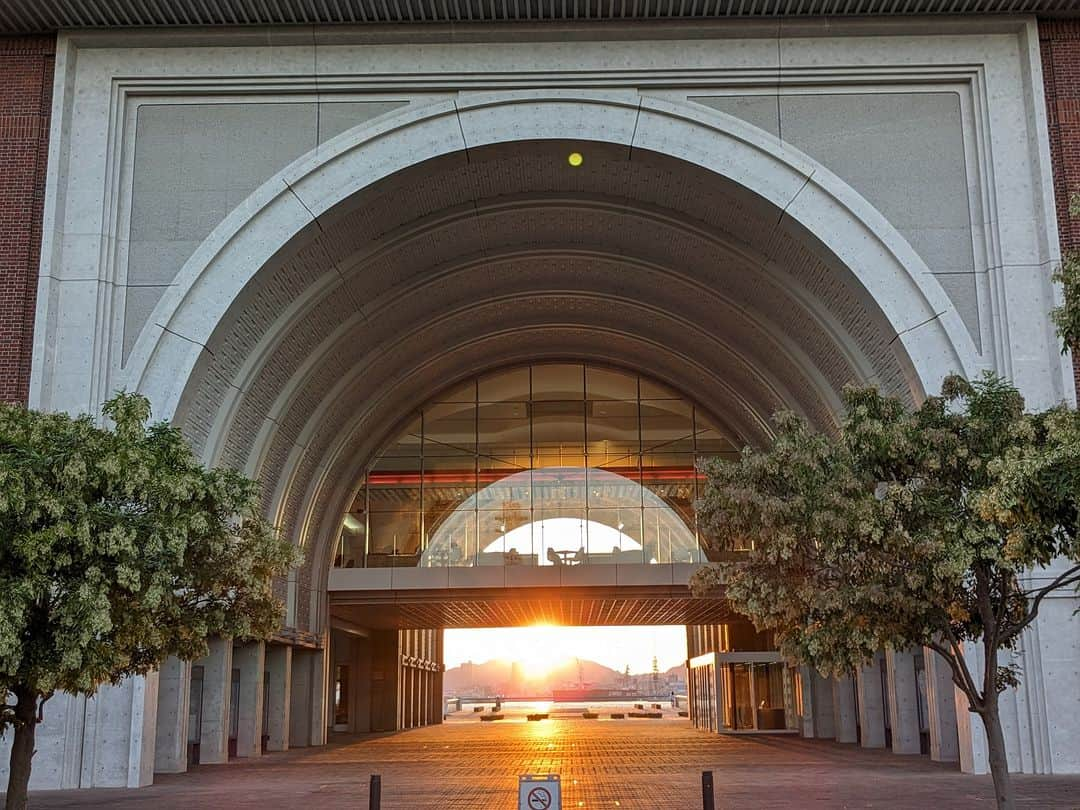 神戸学院大学さんのインスタグラム写真 - (神戸学院大学Instagram)「フォトコンテスト「神院大キャンパスライフの魅力」応募作品No.331【2023年10月－12月】教務グループの福島寛子さんからご応募いただきました📸✨  アーチに射し込む夕日の色がとても美しいフォトジェニックな1枚です✨  ～写真にまつわるエピソード～ 残暑が長かった今年の9月。 退勤時にふと見た夕焼けがB号館のアーチに入ってて神々しい美しさでした。 スマホ撮影なので、技術もなにもない写真ですが、心に残る光景でしたので応募します。 ～～～～～～～～～～～～  フォトコンテスト「神院大キャンパスライフの魅力」は神戸学院大学の学生・卒業生・教職員(退職者含む)、であればどなたでもご応募いただけます。  ぜひ皆さんも「キャンパスの映えスポット」や「季節を感じる写真」などキャンパスの魅力が伝わる写真を撮影して、フォトコンテストに応募してみてください。 広報グループでは現在フォトコンテスト10月～12月の応募を受付しています！  詳しい応募方法は以下のURLから↓ https://www.kobegakuin.ac.jp/support/student_life/contest.html たくさんのご応募お待ちしております。  #神戸学院大学 #神戸学院 #神戸 #大学 #kobegakuin #kobegakuinuniversity #ポーアイ #ポートアイランド #大学生 #ポートアイランドキャンパス #夕焼け  #夕焼  #夕焼け空 #夕焼けの空 #キャンパスライフ #学生生活 #写真 #写真コンテスト #フォトコンテスト #フォトコン #フォトコンテスト開催中 #ファインダー越しの私の世界 #キャンパスフォト #フォト #写真部 #大学の景色 #空が好きな人と繋がりたい #写真好きな人と繋がりたい #大学生の日常」10月23日 19時00分 - kobegakuin_university_koho