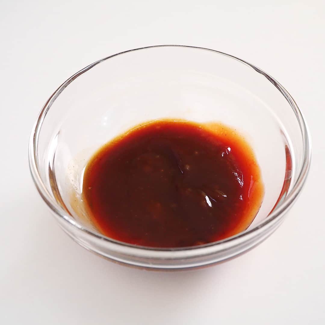 おうちごはん編集部さんのインスタグラム写真 - (おうちごはん編集部Instagram)「【モッツァレラ肉巻き】#レシピ あり▼  大きなモッツァレラを贅沢に4分割にし、それぞれ豚バラ肉で巻き巻き😚 フライパンで焼いて、仕上げにトマトケチャップベースのソースに絡め、パセリをトッピングすれば完成❣  ソースにはにんにくを加え、イタリアンな味付けに🎵一度食べたらやみつきのメインにおすすめな一品です✨  --------👇レシピ👇---------  モッツァレラ肉巻き  ▼材料（4個分）  ・豚バラ肉……8枚、200g ・塩こしょう……適量 ・モッツァレラ……1個 ・酒……大さじ1  【A】 ・ケチャップ……大さじ1 ・ソース……大さじ1/2 ・砂糖……小さじ1/2 ・にんにくチューブ……2cm  ・乾燥パセリ……適量  ▼作り方  1. 豚バラ肉の両面に塩こしょうをふる。モッツァレラを4等分に切り、豚バラ肉で巻く。  2. Aを混ぜ合わせて、ソースを作る。  3. フライパンを中弱火に熱し、1を焼く。このとき、焼き目がつきづらい箇所はトングで押さえてあげたり、フライパンのフチに立てかけたりして焼き目をつける。全体にこんがり焼き目がついたら酒を加えて蓋をし、2分蒸し焼きにする。  4. 蓋を取り、ソースを加えてよく絡め、火を止める。  5. 器に盛り、乾燥パセリをトッピングする。  photo by @arigohan  🔽「モッツァレラ肉巻き」のレシピは、おうちごはんの記事でもご紹介しています！ https://ouchi-gohan.jp/3747/  ------------------ ◆このレシピを作ってみたいと思った方は「保存📄」を、おいしそうと思った方はぜひ「いいね♥」してね😚  ◆ #おうちごはんLover を付けて投稿するとおうちごはんの記事やこのアカウント、おうちごはん発信のトレンドリリースなどでご紹介させていただくことがございます。スタッフが毎日楽しくチェックしています♪ ------------------  #おうちごはんlover #おうちごはんラバー #ouchigohanlover #ouchigohan  #あしたのおうちごはん #おうちごはん #recipe #レシピ #おかず #おかずレシピ #副菜 #献立 #肉巻き #豚肉 #モッツァレラ #チーズ #おつまみ #簡単 #簡単レシピ #簡単おかず #やみつきおかず #主菜 #今日のおかず #晩御飯 #おつまみレシピ」10月23日 19時00分 - ouchigohan.jp