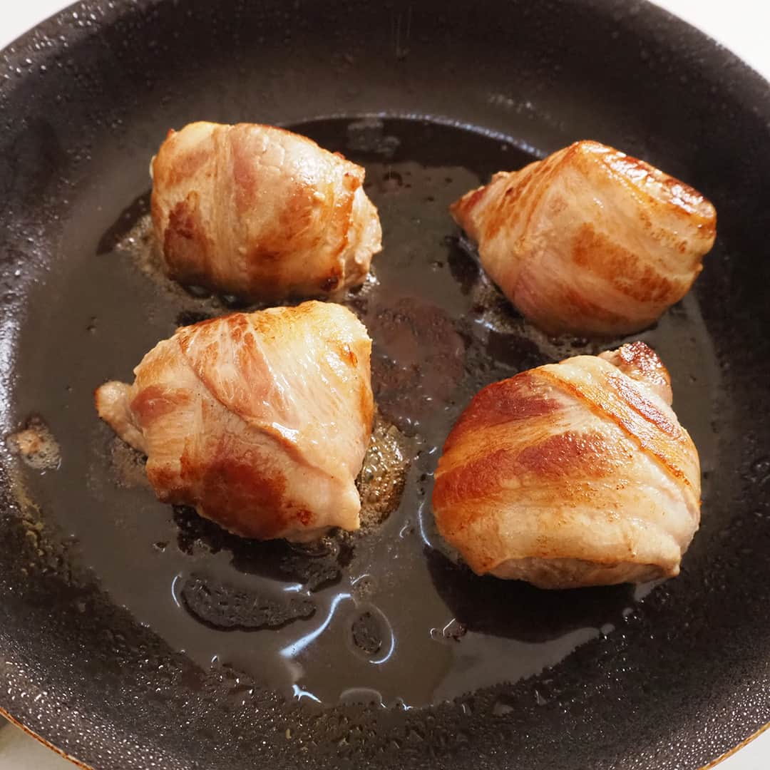 おうちごはん編集部さんのインスタグラム写真 - (おうちごはん編集部Instagram)「【モッツァレラ肉巻き】#レシピ あり▼  大きなモッツァレラを贅沢に4分割にし、それぞれ豚バラ肉で巻き巻き😚 フライパンで焼いて、仕上げにトマトケチャップベースのソースに絡め、パセリをトッピングすれば完成❣  ソースにはにんにくを加え、イタリアンな味付けに🎵一度食べたらやみつきのメインにおすすめな一品です✨  --------👇レシピ👇---------  モッツァレラ肉巻き  ▼材料（4個分）  ・豚バラ肉……8枚、200g ・塩こしょう……適量 ・モッツァレラ……1個 ・酒……大さじ1  【A】 ・ケチャップ……大さじ1 ・ソース……大さじ1/2 ・砂糖……小さじ1/2 ・にんにくチューブ……2cm  ・乾燥パセリ……適量  ▼作り方  1. 豚バラ肉の両面に塩こしょうをふる。モッツァレラを4等分に切り、豚バラ肉で巻く。  2. Aを混ぜ合わせて、ソースを作る。  3. フライパンを中弱火に熱し、1を焼く。このとき、焼き目がつきづらい箇所はトングで押さえてあげたり、フライパンのフチに立てかけたりして焼き目をつける。全体にこんがり焼き目がついたら酒を加えて蓋をし、2分蒸し焼きにする。  4. 蓋を取り、ソースを加えてよく絡め、火を止める。  5. 器に盛り、乾燥パセリをトッピングする。  photo by @arigohan  🔽「モッツァレラ肉巻き」のレシピは、おうちごはんの記事でもご紹介しています！ https://ouchi-gohan.jp/3747/  ------------------ ◆このレシピを作ってみたいと思った方は「保存📄」を、おいしそうと思った方はぜひ「いいね♥」してね😚  ◆ #おうちごはんLover を付けて投稿するとおうちごはんの記事やこのアカウント、おうちごはん発信のトレンドリリースなどでご紹介させていただくことがございます。スタッフが毎日楽しくチェックしています♪ ------------------  #おうちごはんlover #おうちごはんラバー #ouchigohanlover #ouchigohan  #あしたのおうちごはん #おうちごはん #recipe #レシピ #おかず #おかずレシピ #副菜 #献立 #肉巻き #豚肉 #モッツァレラ #チーズ #おつまみ #簡単 #簡単レシピ #簡単おかず #やみつきおかず #主菜 #今日のおかず #晩御飯 #おつまみレシピ」10月23日 19時00分 - ouchigohan.jp