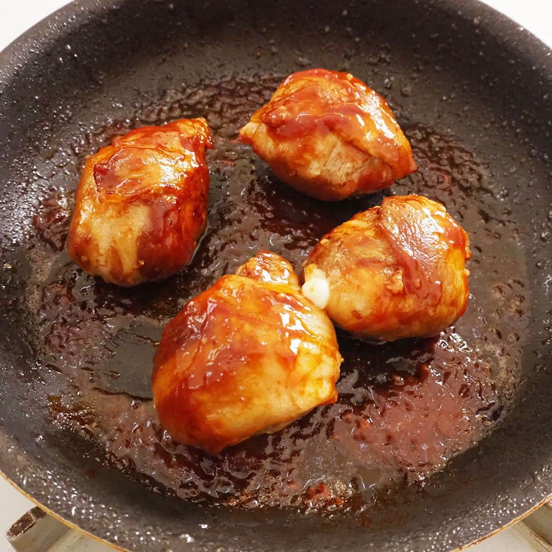 おうちごはん編集部さんのインスタグラム写真 - (おうちごはん編集部Instagram)「【モッツァレラ肉巻き】#レシピ あり▼  大きなモッツァレラを贅沢に4分割にし、それぞれ豚バラ肉で巻き巻き😚 フライパンで焼いて、仕上げにトマトケチャップベースのソースに絡め、パセリをトッピングすれば完成❣  ソースにはにんにくを加え、イタリアンな味付けに🎵一度食べたらやみつきのメインにおすすめな一品です✨  --------👇レシピ👇---------  モッツァレラ肉巻き  ▼材料（4個分）  ・豚バラ肉……8枚、200g ・塩こしょう……適量 ・モッツァレラ……1個 ・酒……大さじ1  【A】 ・ケチャップ……大さじ1 ・ソース……大さじ1/2 ・砂糖……小さじ1/2 ・にんにくチューブ……2cm  ・乾燥パセリ……適量  ▼作り方  1. 豚バラ肉の両面に塩こしょうをふる。モッツァレラを4等分に切り、豚バラ肉で巻く。  2. Aを混ぜ合わせて、ソースを作る。  3. フライパンを中弱火に熱し、1を焼く。このとき、焼き目がつきづらい箇所はトングで押さえてあげたり、フライパンのフチに立てかけたりして焼き目をつける。全体にこんがり焼き目がついたら酒を加えて蓋をし、2分蒸し焼きにする。  4. 蓋を取り、ソースを加えてよく絡め、火を止める。  5. 器に盛り、乾燥パセリをトッピングする。  photo by @arigohan  🔽「モッツァレラ肉巻き」のレシピは、おうちごはんの記事でもご紹介しています！ https://ouchi-gohan.jp/3747/  ------------------ ◆このレシピを作ってみたいと思った方は「保存📄」を、おいしそうと思った方はぜひ「いいね♥」してね😚  ◆ #おうちごはんLover を付けて投稿するとおうちごはんの記事やこのアカウント、おうちごはん発信のトレンドリリースなどでご紹介させていただくことがございます。スタッフが毎日楽しくチェックしています♪ ------------------  #おうちごはんlover #おうちごはんラバー #ouchigohanlover #ouchigohan  #あしたのおうちごはん #おうちごはん #recipe #レシピ #おかず #おかずレシピ #副菜 #献立 #肉巻き #豚肉 #モッツァレラ #チーズ #おつまみ #簡単 #簡単レシピ #簡単おかず #やみつきおかず #主菜 #今日のおかず #晩御飯 #おつまみレシピ」10月23日 19時00分 - ouchigohan.jp
