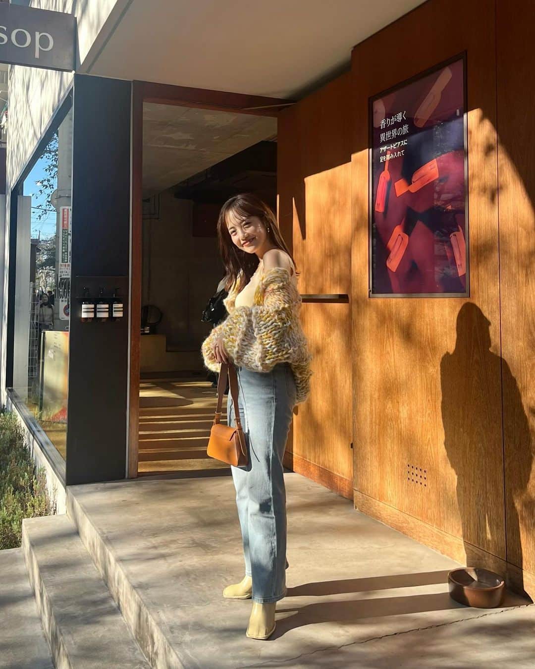 岩本千波のインスタグラム：「お気に入りすぎカーディガンおろしたっ🧶💛🧡  私花束をもらうときに99%オレンジイエローをもらうんだけど、 このカーディガンを見たとき、私のイメージカラーだ！と びびっときて即決しました💛🧡💛🧡  天才的なセンスをお持ちの @amuamu_knits  @lye14_skkn  のニットですっっ☀️ みんなに知って欲しい気持ちもありつつ、 買えなくなったら嫌だから秘密にしたいくらいwww🤫 ニットも買いたいな〜〜♡  #ニット #ニットカーディガン #ざっくりニット #モヘア #秋服コーデ #冬服コーデ #オレンジメイク #低身長コーデ #小柄コーデ」