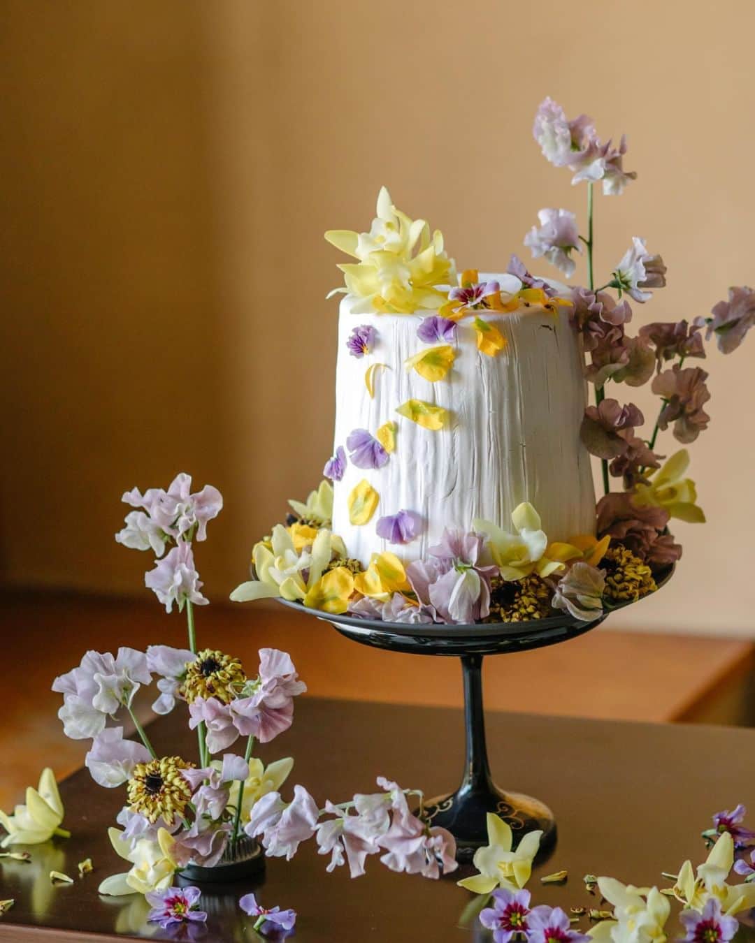みんなのウェディングさんのインスタグラム写真 - (みんなのウェディングInstagram)「. . ˗ˏˋWedding Cake...♡ ˎˊ˗ . こんばんは🌙みんなのウェディングです☺️ ⁡ 本日は、まるでブーケのような華やかなお花を使った #ウェディングケーキ アイデアをお届け💐  ぜひ #ウェディングケーキデザイン の参考にご覧ください◎  ……………………………………………………………………  ˗ˏˋ #みんなのウェディング でpostしよう🤍 ˎˊ˗  上記を付けて投稿するとこのアカウントで紹介されるかも…🕊️ ぜひ皆さまのとっても素敵なお写真、お待ちしてます✨  ……………………………………………………………………  ⁡♡-----Special Thanks-----♡ @itou.flowers さま @wd___an230503 さま @wd1008___ さま @kn0326mvwd さま @lily_lala_wd さま @ancoro__wd さま @wedding__ak さま  -------------------------------------------- 🌷結婚式準備に役立つ情報を更新中 　@minnano_wedding 🔗をcheck🕊️ ・ 🌷結婚式準備のお悩みや式場＆ドレスの予約相談は 《みんなのウェディング相談デスク》へ🕊️ ・ 🌷結婚式場の口コミ・本物の費用明細は 《みんなのウェディング》結婚式場検索へ🕊️ --------------------------------------------  #会場装花 #ゲストテーブル装花 #高砂装花 #高砂装飾 #ゲストテーブル装飾 #結婚式演出 #結婚式余興 #ゲスト参加型 #披露宴演出 #披露宴演出アイデア #ゲスト参加型演出 #オリジナル演出 #ケーキ演出 #カラードリップ #和婚演出 #和装演出 #ケーキバイトの代わり #2024冬婚 #2024春婚 #2024夏婚 #2024秋婚　 #結婚式準備 #プレ花嫁 #プレ花嫁さんと繋がりたい」10月23日 19時00分 - minnano_wedding