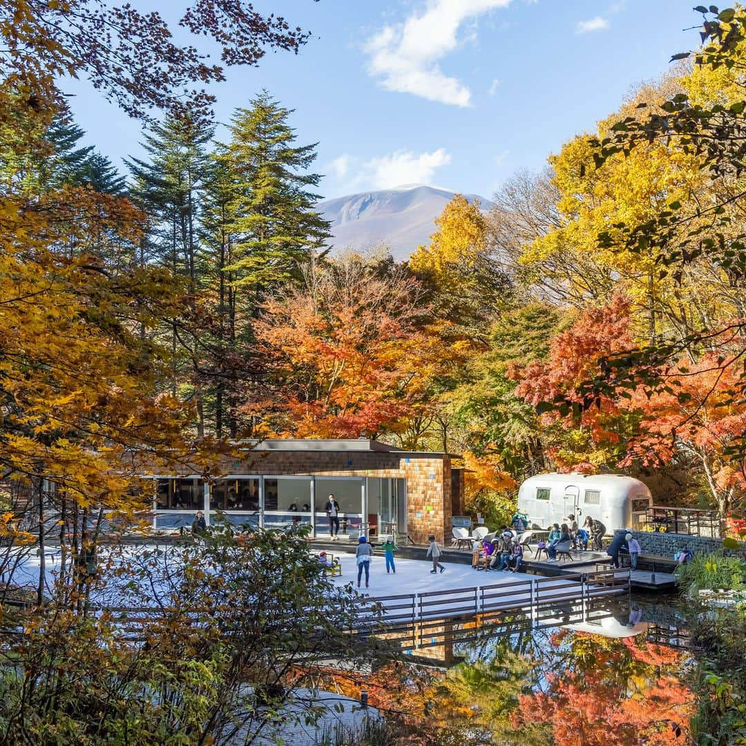 星野リゾートのインスタグラム：「【「ケラ池スケートリンク」が今シーズンもオープンしました⛸】 📍軽井沢星野エリア  「森を感じるスケートリンク」がコンセプトの屋外スケート場。  これから見頃を迎える紅葉の時期は、もみじの紅葉やカラマツの黄葉を眺めながらスケートを楽しめます。さらに厳冬期には、池一面の氷が厚さを増し天然氷でのスケートもできるように。森の小鳥の声に軽井沢の自然を感じながら、氷上散歩を満喫してみませんか？  スケートの後は、リンクサイドの薪ストーブを眺めながら、森をイメージしたホットドリンクで寛ぎのひとときをお過ごしください。  #星野リゾート #hoshinoreosrts #星野エリア #ケラ池スケートリンク #スケートリンク #軽井沢旅行 #軽井沢観光」