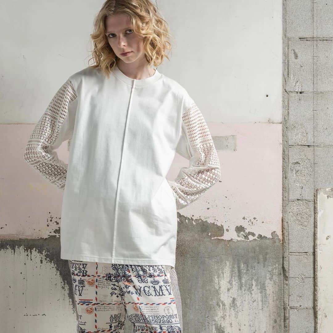 ミントデザインズのインスタグラム：「. -TEXTILE T-SHIRT-  上袖の部分にオリジナルテキスタイルを使用したロングTシャツ。 シアー感のある生地の切り替えデザインになっており、ベーシックカラーでもミントデザインズらしい存在感のある一枚になっています♪  #mintdesigns #ミントデザインズ #2023aw」