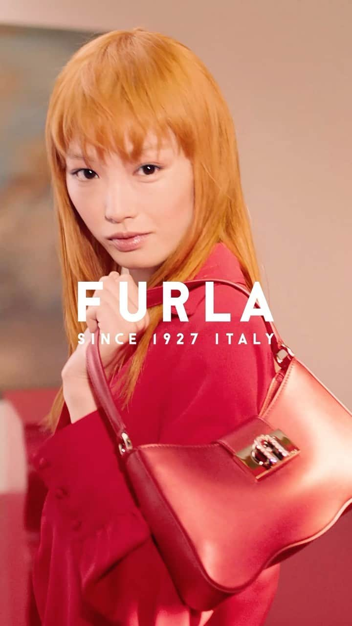 フルラのインスタグラム：「The new Furla Cruise 24 collection is out. A celebration of the ℬ𝑒𝓁𝓁𝑒𝓏𝓏𝒶 of Italy, inspired by its ancient palaces and Renaissance residences.    #ItalybyFurla #FurlaCruise24  Photographer & Film Director: Paolo Zambaldi(@paolozambaldi) ArtDirector: Roberto Da Pozzo (@roberto_da_pozzo) Styling by: Carola Bianchi (@carolabianchi1) Glam by:  Make up Artist: Giulia Cigarini (@_miss_giulia__) HairStylist: PierpaoloLai (@pierpaololaihair)」