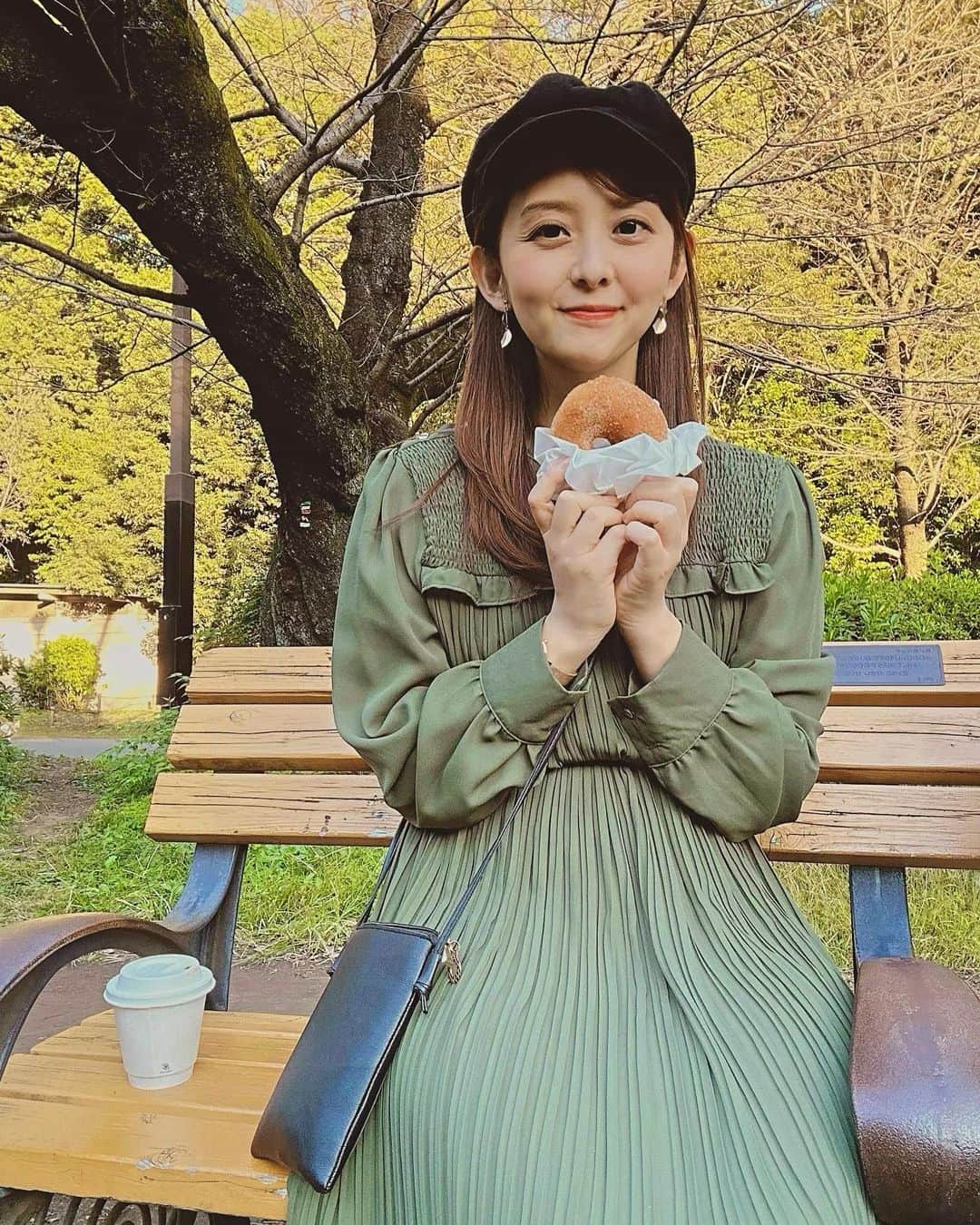 のインスタグラム：「🍩🍩🍩  今日は、バキバキのケータイ(ガラス割れました)を 修理に出すついでに  秋のお散歩に行ってきまちた🍩🍂  今、視界が、とっっってもクリアです🩷  直してPhoneとに、ヨカッタ😃  夜は、事務所に 『三重行って参る』のご挨拶に行ってきました🙋✨  ショーデザインがハロウィン🎃仕様になっとって かわいかったーーー✨✨  今日は、シナモンシュガーのドーナツにしたけど ミスドだったらチョコのポンデリングがすき🩷  みんなは 何ドーナツがすき？？🍩🍩🍩  #ドーナツ　#シナモンドーナツ　#今夜も引っ越し準備　#まもなく三重生活　#1ヶ月間だけやけど」