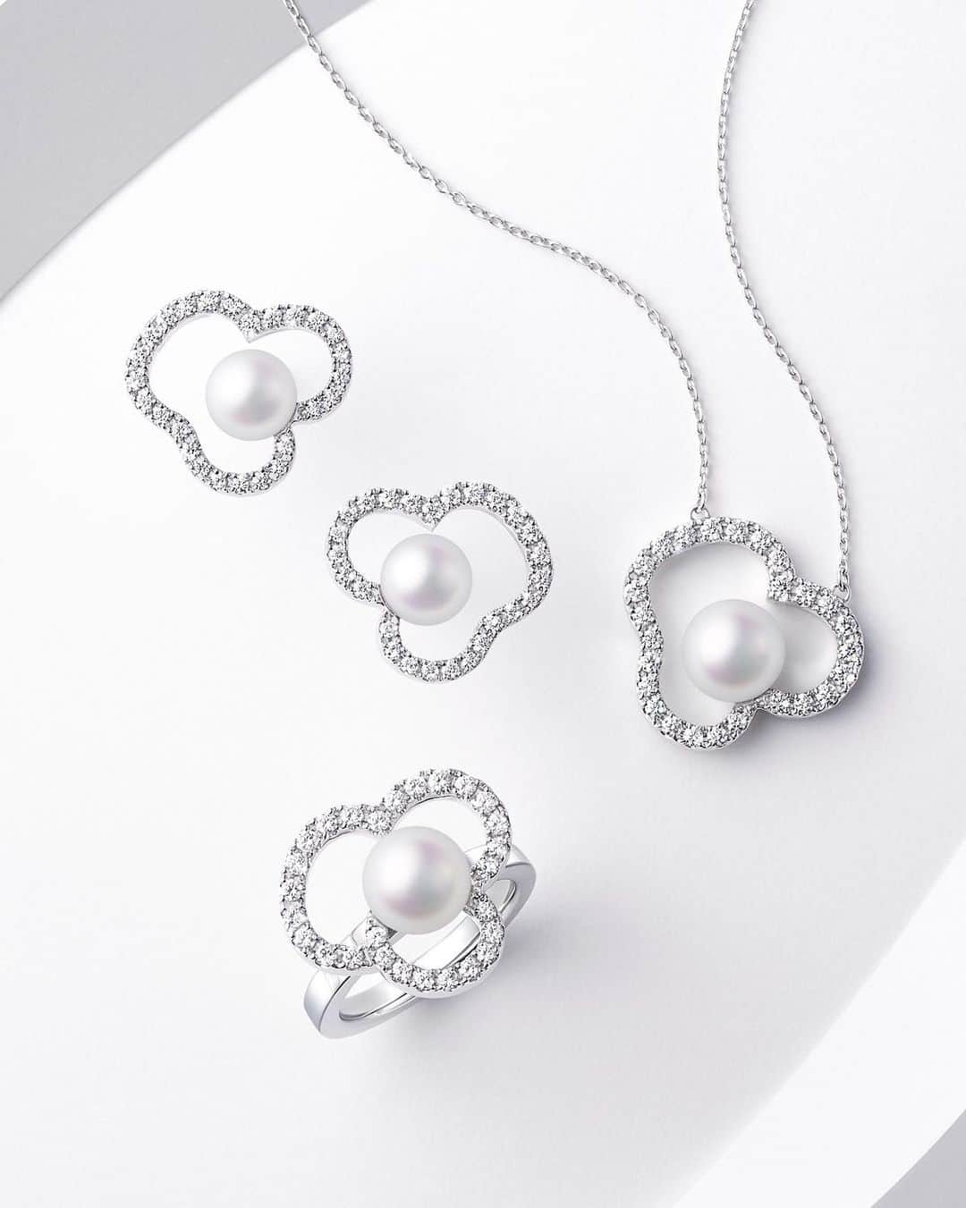 のインスタグラム：「‘chants’ depicts beautiful blossoms in two-dimensional contours. This sophisticated jewellery opts for a graphical outline of sparkling diamonds gently sheltering a lustrous Akoya pearl.  優美な花を二次元的な輪郭で描いた「chants (チャンツ)」。 グラフィカルなアウトラインに輝くダイヤモンドが、艷やかなあこや真珠を取り囲む、気品溢れたジュエリーです。  #TASAKI #TASAKIchants #TASAKIpearl」