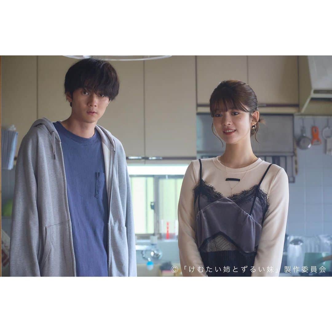 のインスタグラム：「. 3話をチラ見せ📸 東郷家に来訪者が…🦋  ／ 『#けむたい姉とずるい妹 』 今夜11:06から🪄 放送まであと4時間🕖 ＼  1.2話は #TVer で配信中🎗 tver.jp/episodes/ephkhavw72 U-NEXTなどでも配信中💠  #テレビ東京 #けむずる  #栗山千明 #馬場ふみか #栁俊太郎  #桜田通 #雛形あきこ」