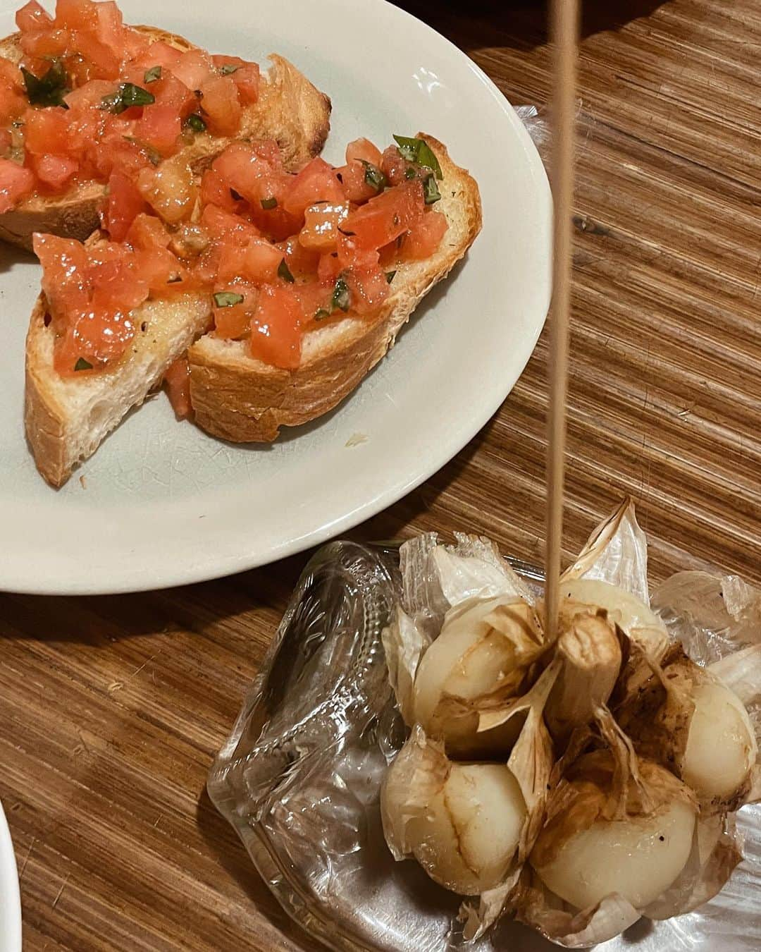 奥村真友里さんのインスタグラム写真 - (奥村真友里Instagram)「石垣島のにんにく料理専門店🧄 『GARLIC ISLAND BUSSE』  翌日は帰るだけだったので😂  にんにくの丸揚げ？初めて食べたよ〜 ほくほくで美味しかった！  #石垣島グルメ  #石垣島#石垣島旅行 #にんにく料理専門店」10月23日 19時01分 - mayuri_okumura