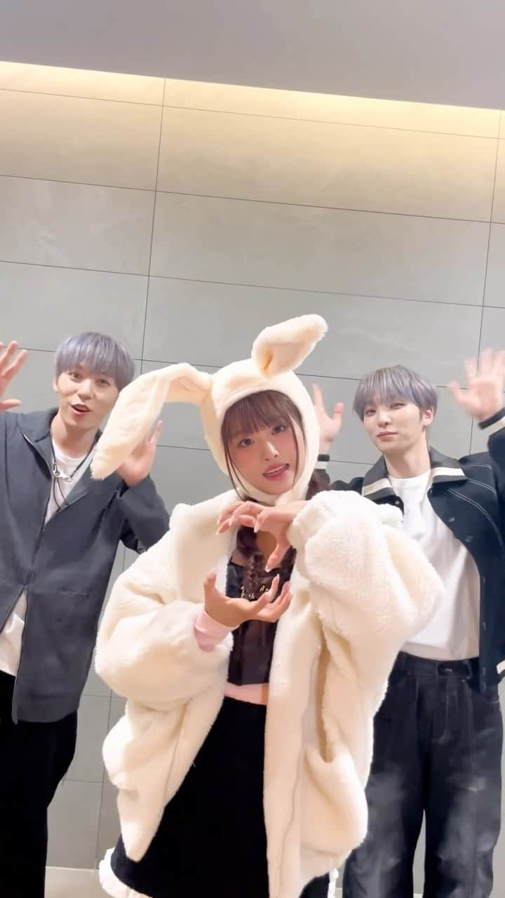 ONEUSのインスタグラム：「NMIXX 설윤님과 이 밤이 새도록 Baila Conmigo🧜🐰 #원어스 #ONEUS #서호 #SEOHO #건희 #KEONHEE #엔믹스 #NMIXX #설윤 #SULLYOON #Baila_Conmigo #BailaConmigoChallenge」