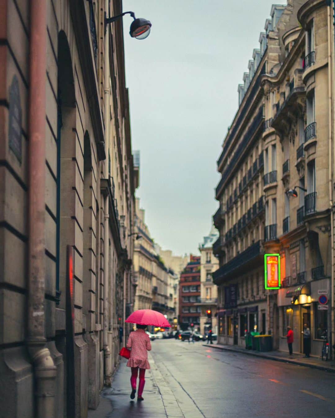 VuTheara Khamさんのインスタグラム写真 - (VuTheara KhamInstagram)「OCTOBRE ROSE, Paris, France 🎀 . A collection of street photos taken in Paris over the last few years featuring the color pink. . #paris #love #pink #rose #october #pinkoctober #streetphotography #streetstyle #rain」10月23日 19時02分 - vutheara
