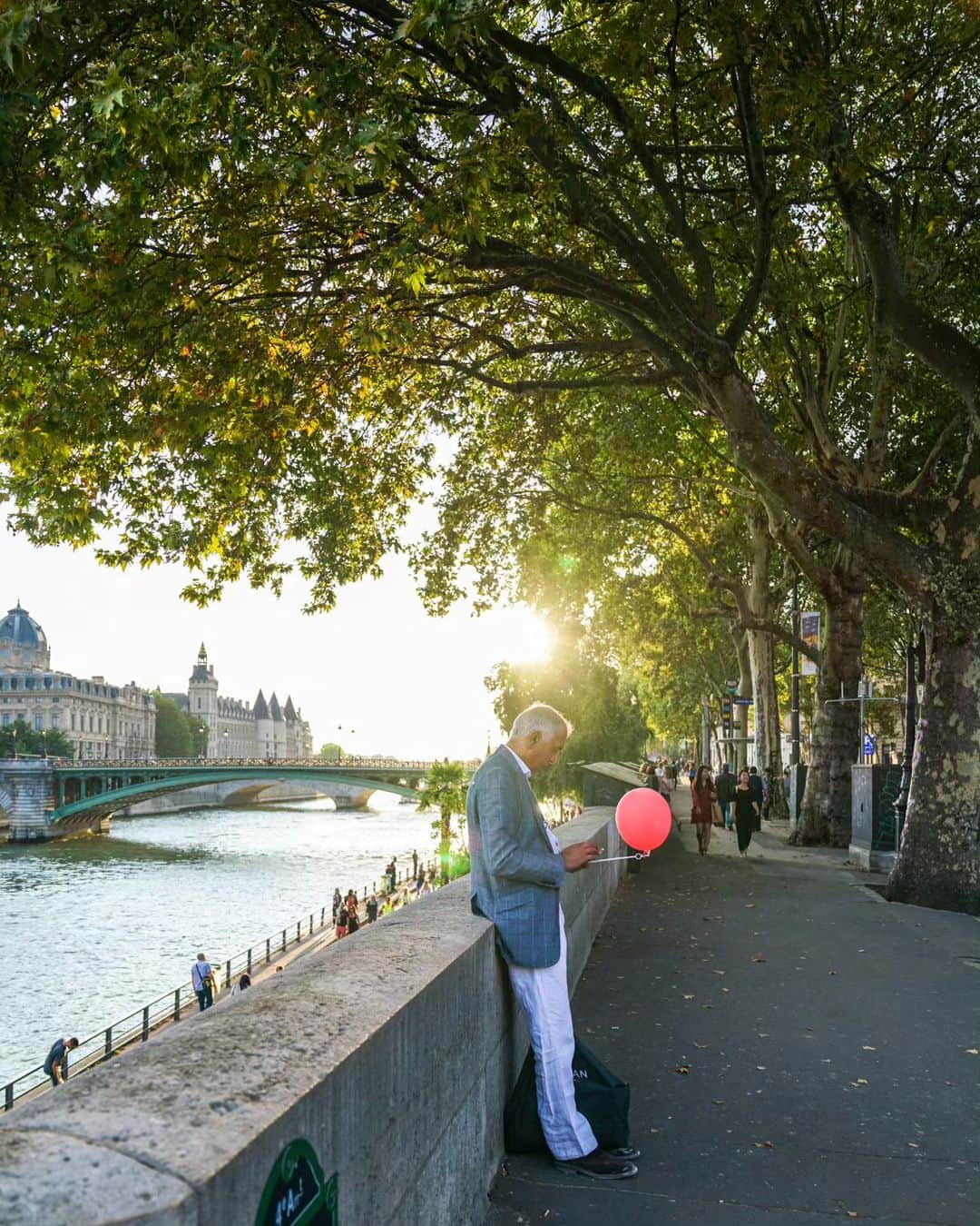 VuTheara Khamさんのインスタグラム写真 - (VuTheara KhamInstagram)「OCTOBRE ROSE, Paris, France 🎀 . A collection of street photos taken in Paris over the last few years featuring the color pink. . #paris #love #pink #rose #october #pinkoctober #streetphotography #streetstyle #rain」10月23日 19時02分 - vutheara