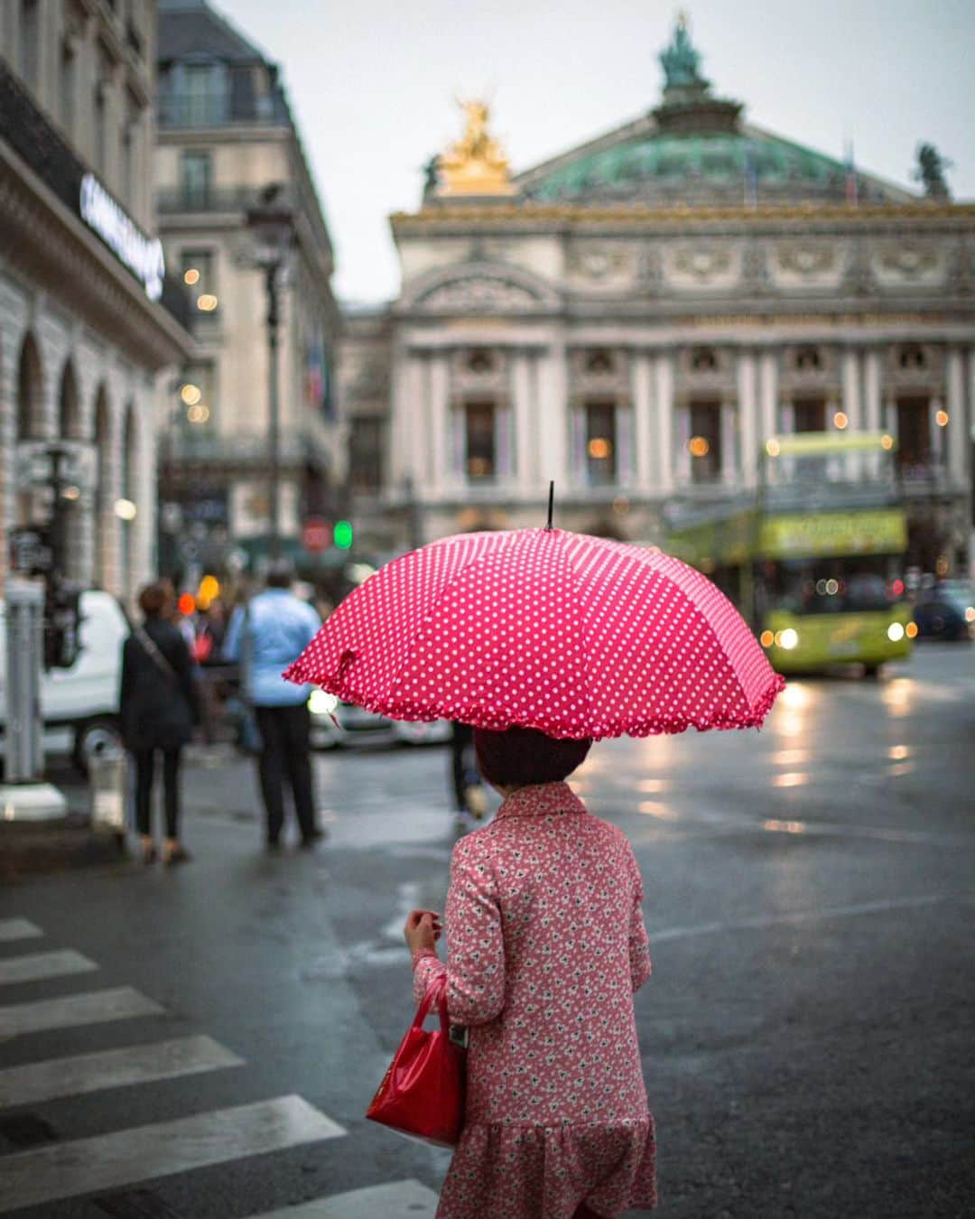 VuTheara Khamさんのインスタグラム写真 - (VuTheara KhamInstagram)「OCTOBRE ROSE, Paris, France 🎀 . A collection of street photos taken in Paris over the last few years featuring the color pink. . #paris #love #pink #rose #october #pinkoctober #streetphotography #streetstyle #rain」10月23日 19時02分 - vutheara