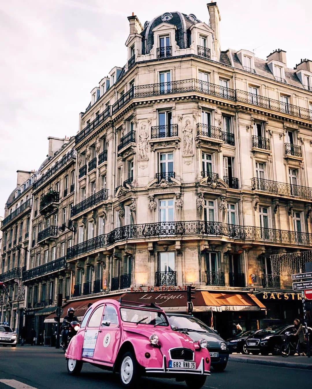 VuTheara Khamさんのインスタグラム写真 - (VuTheara KhamInstagram)「OCTOBRE ROSE, Paris, France 🎀 . A collection of street photos taken in Paris over the last few years featuring the color pink. . #paris #love #pink #rose #october #pinkoctober #streetphotography #streetstyle #rain」10月23日 19時02分 - vutheara