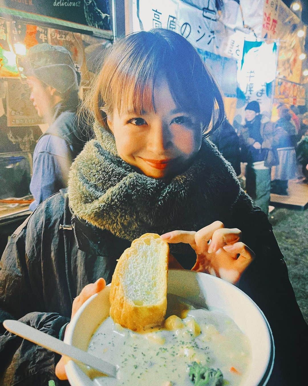 日下部ゆいこのインスタグラム：「. . フェスの楽しみのひとつ。 屋台飯。 . 高原のシチュー屋さん のホワイトシチューが沁みました。 とろっとろ。 2日目も食べたかったけど 行列に尻込んで諦めました。 . . 幸せそうな顔してるわ。 . . #朝霧jam#フェス#フェス飯#シチュー」