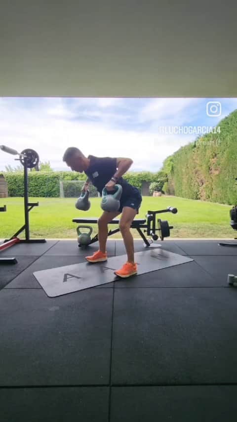 ルイス・ハビエル・ガルシア・サンスのインスタグラム：「MONDAY Just landed from a very long trip and, a good sweet, it's the perfect way to clean that stiffness, from the muscles. Good warm-up, good mobility and a full body light routine.  Have  a great week, guys!! #Monday」