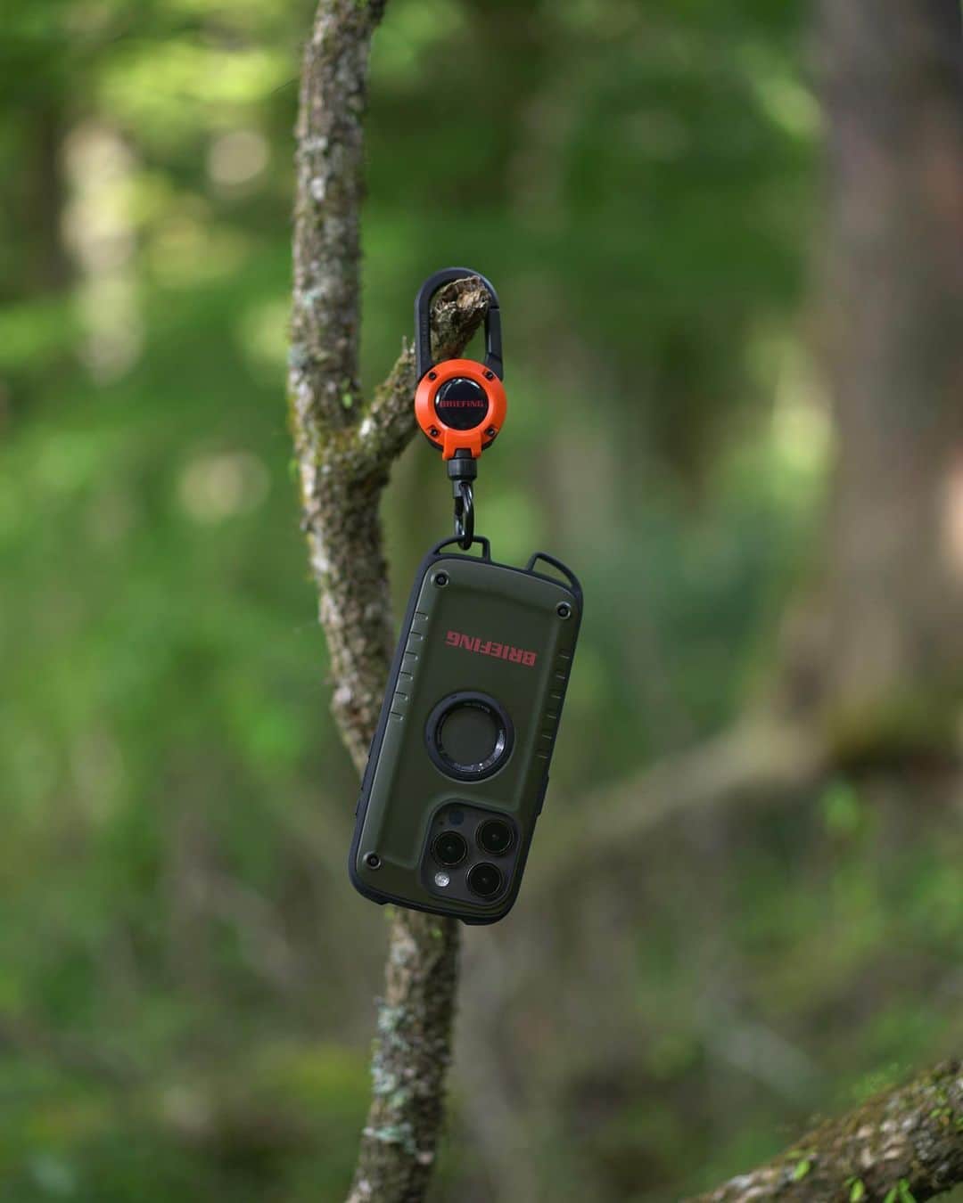 ROOT CO. Designed in HAKONE.のインスタグラム：「. BRIEFING × ROOT CO. @briefing_official  GRAVITY MAG REEL 360 (Orange)  GRAVITY Shock Resist Case Rugged. for iPhone 15/iPhone 15 Pro (Black/Khaki)  #briefing #rootco #root_co #magreel360 #carabiner #shockresistcaserugged #iphonecase #outdoor #outdoors」