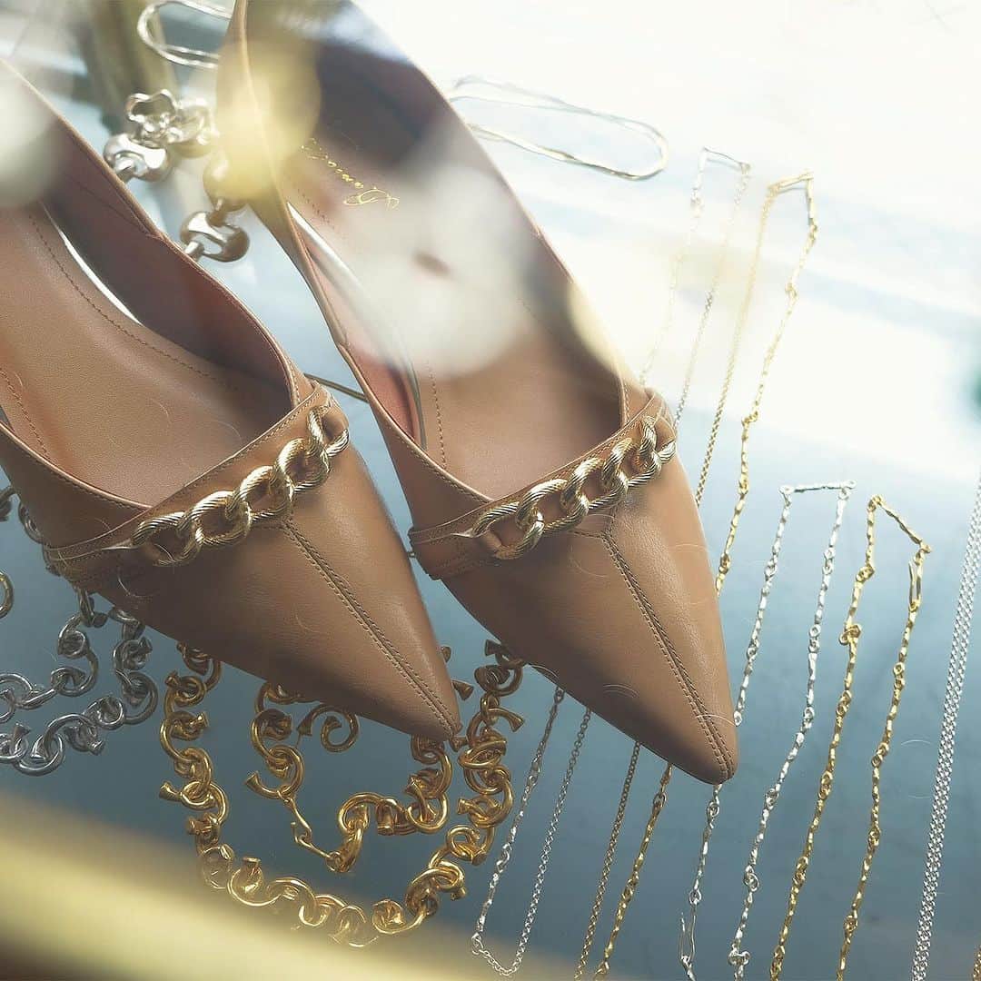 のインスタグラム：「⁡ - Daniella & GEMMA 2023 Fall & Winter Collection  Chain Motif Pointed Flat Pumps No.DA23112_Black.Beige  ■ONLINE STORE danigemma.com  ■店舗リスト 渋谷ヒカリエ3F 伊勢丹新宿店2F そごう横浜店B1F 京都高島屋2F  -  #daniellaandgemma#danigemma#shoes#fall#winter#collection#ダニエラアンドジェマ#ダニジェマ#秋#冬#コレクション#newarrivals」