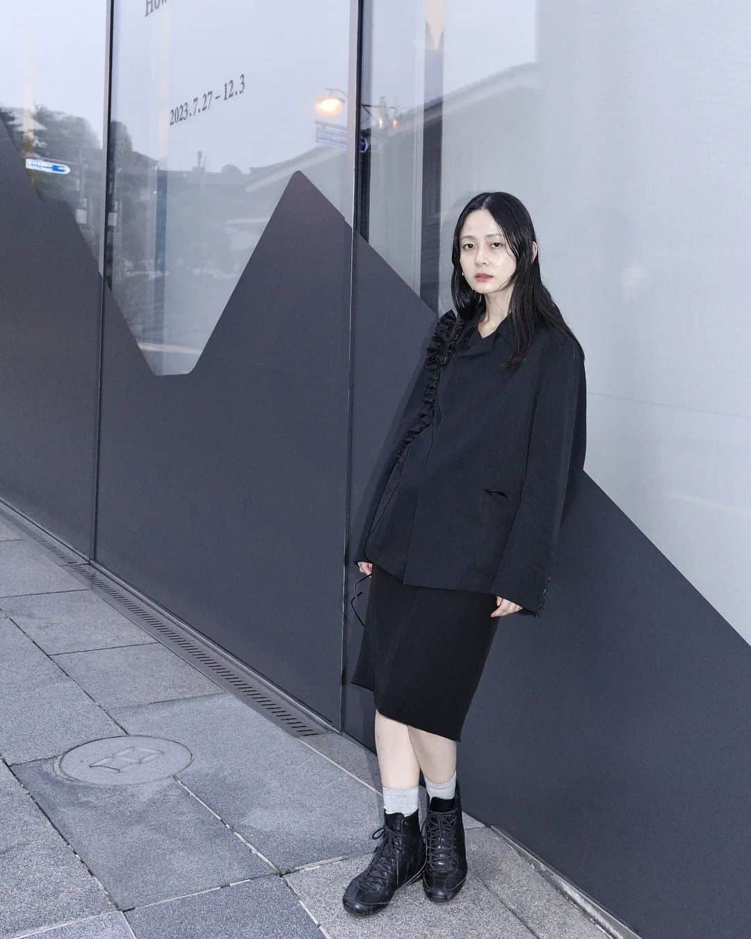 小川琴美のインスタグラム：「聖水のふらっと入った古着屋で、数分で見つけたジャケットとスカート  ジャストサイズで嬉しい  久々に古着買った  Jacket @commedesgarcons  Skirt @dior  Bag @operasport___  Shoes @onitsukatigerjp」