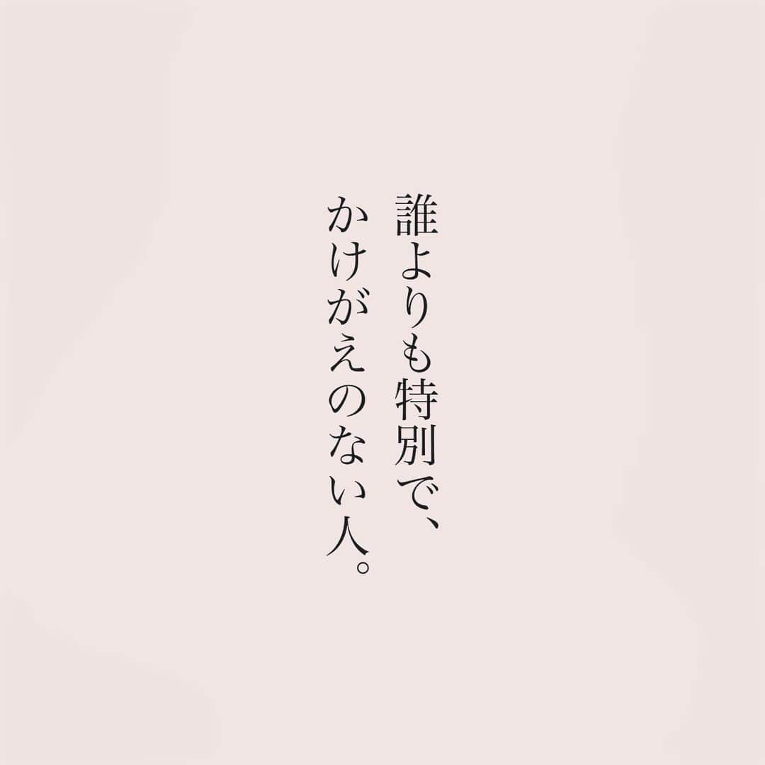 カフカさんのインスタグラム写真 - (カフカInstagram)「.  「大好き」よりも、  大きくて、 「愛してる」よりも   ずっと深い。  #言葉#ことば#気持ち #想い#恋愛#恋#恋人 #好き#好きな人 #幸せ#しあわせ #会いたい#日常#日々　 #出会い#出逢い#大切  #運命の人 #女子#エッセイ#カップル　 #言葉の力  #大切な人 #大好き #運命 #特別な人」10月23日 19時10分 - kafuka022