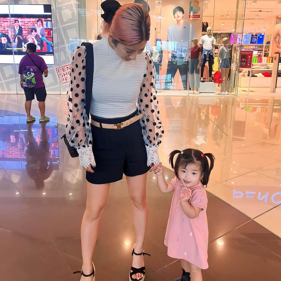 でっぱりんのインスタグラム：「ニコと久々おでかけ😊🩶🩶 #親子 #親子コーデ #ママ #ママコーデ #一歳 #女の子ママ #コーデ  #娘 #日本 #一時帰国 #セブ島 #フィリピン #海外 #旅行 #海外旅行 #移住 #海外移住」
