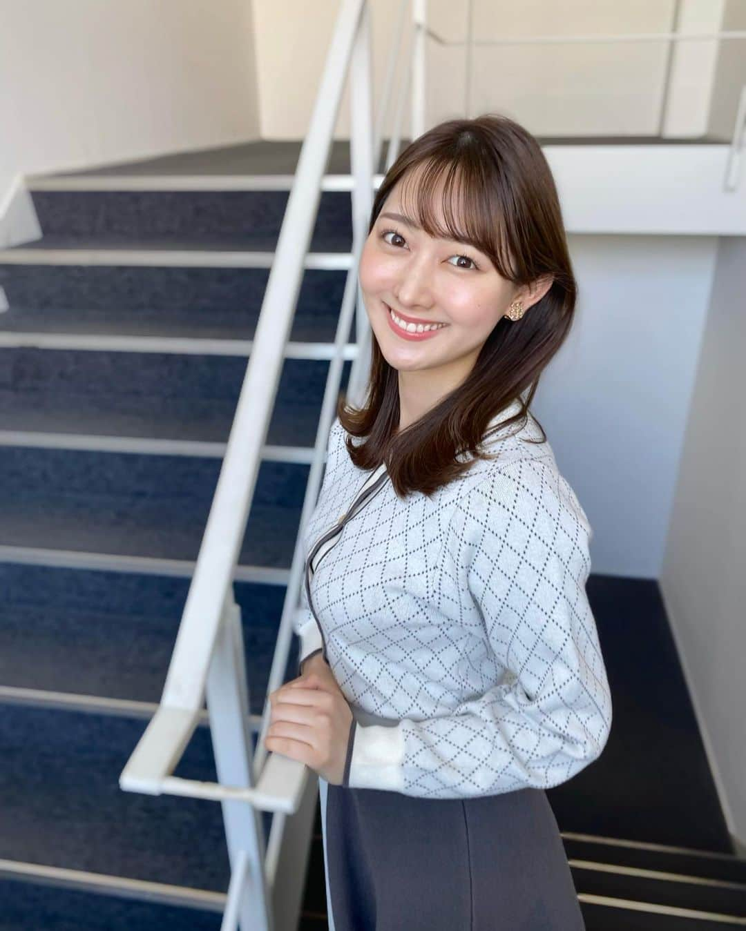 森山みなみのインスタグラム：「.  今朝も羽鳥慎一モーニングショーをご覧いただき、ありがとうございました！  秋らしい色合いのセットアップ。 厚手のニットなので、この時期にピッタリ！  そして今日から、玉川さんが夏休みから戻ってきました😆スタジオも賑やかでした^ ^  明日もよろしくお願いいたします。   #テレビ朝日 #羽鳥慎一モーニングショー #モーニングショー #アナウンサー  #森山みなみ  #衣装」