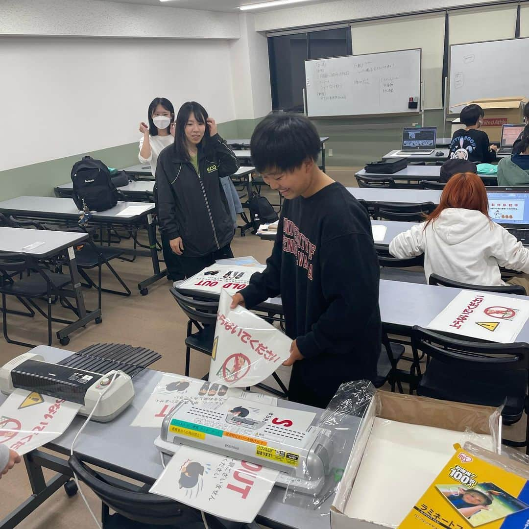 大阪ECO動物海洋専門学校のインスタグラム：「. みなさんこんにちは🍀 学園祭運営委員です🎶  今回は校内に貼り付けるラミネートを作成しました✨ どのイラストがいいかなぁ どこにこのイラストを使おうかなぁ と学生が試行錯誤しながらラミネートを作成しました❣ もし面白いラミネートや可愛いラミネートがあれば運営学生に教えてくださいね🎶 来年のラミネートの参考にします😆  次回もお楽しみに🫶💕  #学園祭 #大阪eco学園祭2023 #学園祭運営委員会 ##大阪eco動物海洋専門学校#大阪eco  #動物専門学校  #動物飼育 #動物園 #水族館 #飼育員 #ドルフィントレーナー #アクアリスト #動物看護師 #トリマー #ドッグトレーナー#動物好きと繋がりたい#犬好きと繋がりたい #動物園・水族館&テクノロジー専攻 #eco自然環境クリエーター専攻 #ペットマネジメント&ホスピタリティ専攻 #動物園・動物飼育専攻 #水族館アクアリスト専攻 #ドルフィントレーナー専攻専攻 #動物看護師専攻 #ペットトリマー&エステティシャン専攻 #ドッグトレーナー専攻」