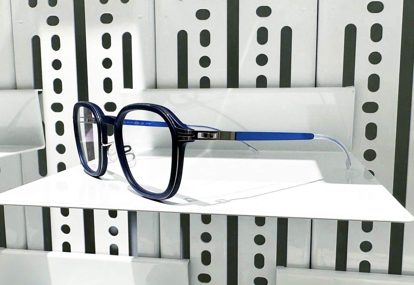 のインスタグラム：「【MYLON HYBRID "FIR" New color】  人気モデルのFIRより、新色が加わりました。 フロントMYLON素材には落ち着いたNavyを施し、それを縁取るステンレスには意素材感を際立たせるShinySilverを、テンプルには鮮やかなYaleBlueを使用したMYKITAらしいカラーリングとなっております。  MYLON HYBRID "FIR" New color  A new color has been added to the popular FIR model. The front MYLON material is a calm navy, the stainless steel framing it is ShinySilver, which accentuates the sense of the material, and the temples are a vivid YaleBlue, a coloring that is typical of MYKITA. _____ #mykita  #mykitamylon  #eyewear  #eyewearfashion  #マイキータ  #メガネ」