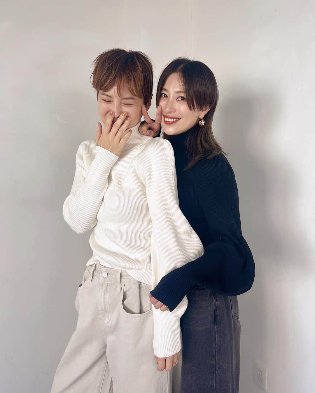 山本優希さんのインスタグラム写真 - (山本優希Instagram)「幸せ報告です❤️ なんと、あの今宿さんとSH_K Iがコラボすることが決定いたしました💖 今宿さんがとんでもなく可愛くて（わかっていたことだったけど）、撮影中も終始可愛いを連呼してました🥹  ということで、 コラボ受注受付の前日、 明日、インスタライブ12:30〜配信します💕 是非！乞うご期待です✨  ☟☟☟ ASAMI IMAJUKUXSH KI 二児の母で数々の雑誌や広告で活躍する モデルの今宿麻美さんとのコラボアイテムが発売決定！ 10月25日（水）18:00より受注販売が開始されます。 これからの季節に大活躍してくれる ボリュームたっぷりのダウン。 スタイリングをモードに見せてくれるメタリックなリュック。 カジュアルに楽しめる 小さめサイズの2WAYバッグ。 デイリーに活躍してくれるこだわりの詰まった 3型が登場いたします。 是非お楽しみにしていて下さい！ 24日12:30頃からは今宿麻美さんと一緒に インスタライブも行いますので コラボアイテムのポイント等をご紹介させて頂きます。 コラボアイテムは完全受注販売となりますので期間中に是非お求め下さい。 【受注期間】 10.25(水)18:00 - 11.3(金)12:00まで  #SH_KI #sh_ki #fashion」10月23日 19時16分 - yyyukiyy