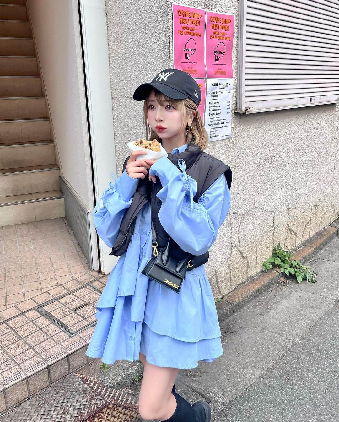 のインスタグラム：「💙 . スポーティーカジュアルなコーデ💙 . この度GRLのアンバサダーに就任したよ🎀 . これから可愛いコーデをたくさん 紹介していけるように頑張るね💝 . 今回のコーデは今の時期ピッタリな ショートのダウンベスト🎵 . シャツワンピも今っぽくて可愛い🫣🩵 . 両方とも @grl_official だから真似しやすい 楽ちんコーデ💓💓💓 . チェックしてみてねーっ🛍️ . #grl #grl購入品 #grlコーデ #グレイル #グレイル購入品 #グレイルコーデ  #東京カフェ #東京スイーツ #カフェ巡り #カフェ #東京カフェ巡り #tokyo #えりんコーデ #えりんこヘアアレンジ #えりんこカフェ巡り #ダウンベスト #ダウンベストコーデ」