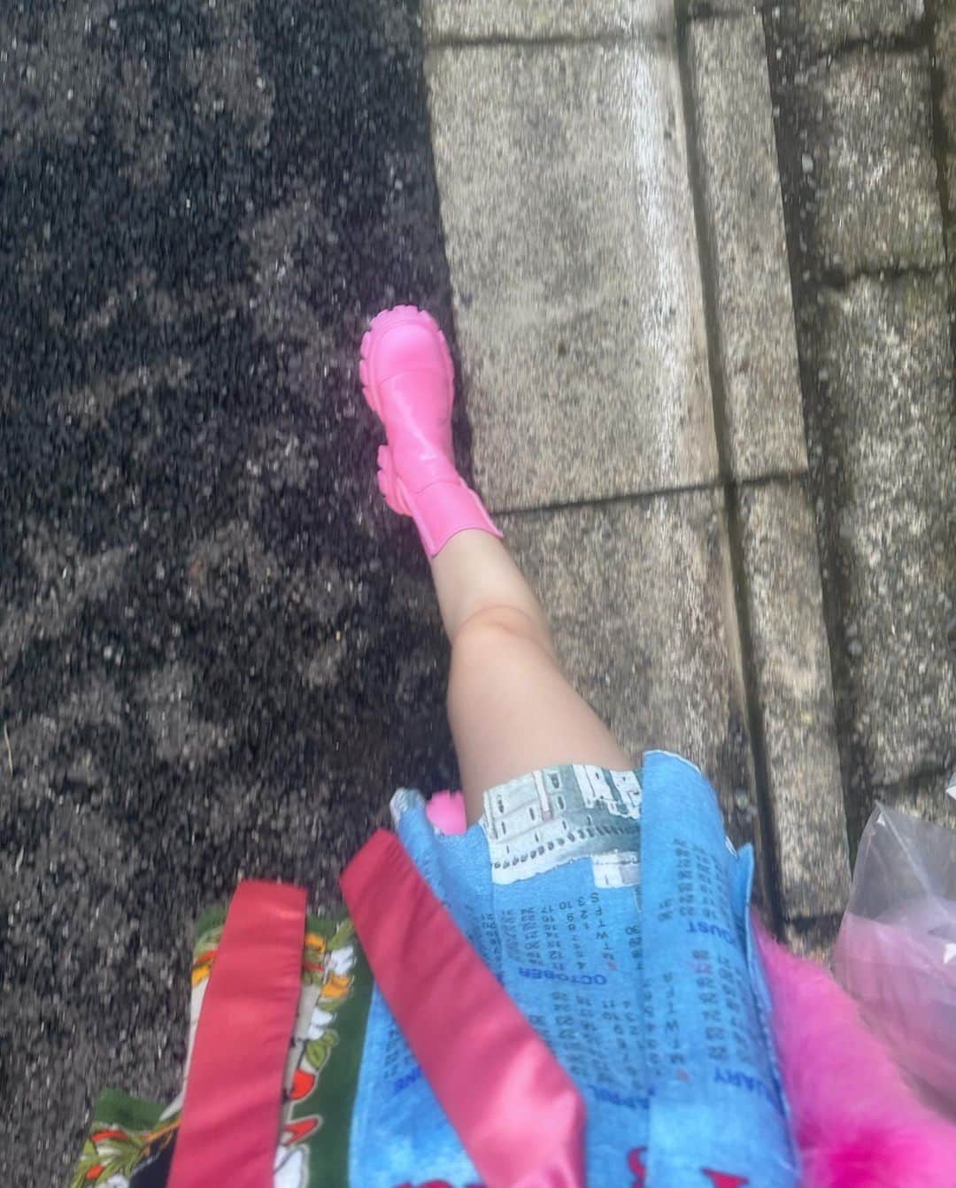 ずっと真夜中でいいのに。のインスタグラム：「🩰💞 喫茶・愛のペガサス　 な私服　 ピンクのエプロン巻いてるの ポイントでつ☆」
