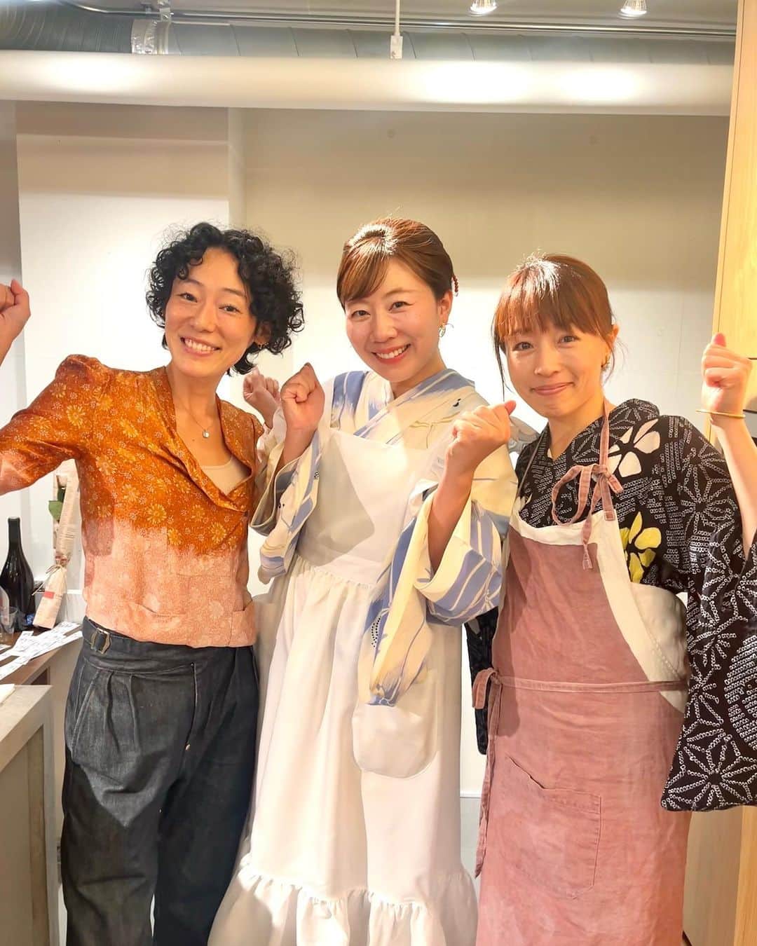 赤坂沙世のインスタグラム：「本物のナチュラルワインと秋のおばんざい屋さん🍂  おばんざい屋さん第二弾は、みほりんとゆかさんのお陰様様で大盛況でした☺️🌟 2人の浴衣姿が本当に綺麗で見てたら疲れもすっ飛んだ☺️  ゆかさんのワイン、どれもすごく美味しかったー😍私今までナチュラルワイン飲んで微妙だなって思った事何度もあったけど(笑),ゆかさんのセレクションはもちろんのこと、ワインのストーリーもたくさん聞けて本当に美味しくて素敵な経験ができました🍷✨  皆さんのお陰様でおばんざいも完売でした☺️ 会が始まる前に黙々とみほりんとDavidとお料理する時間がほーんと豊かだなぁと今回も感じた💓 みほりんの安定の落ち着きに助けられて今回もとてもスムーズに進んでいった✨いつもありがとう💞  改めて、昨日来てくださった方々ありがとうございました🍷💓 たくさんサポートしてくれたDavid, MSDA,ありがとうございました🌻」