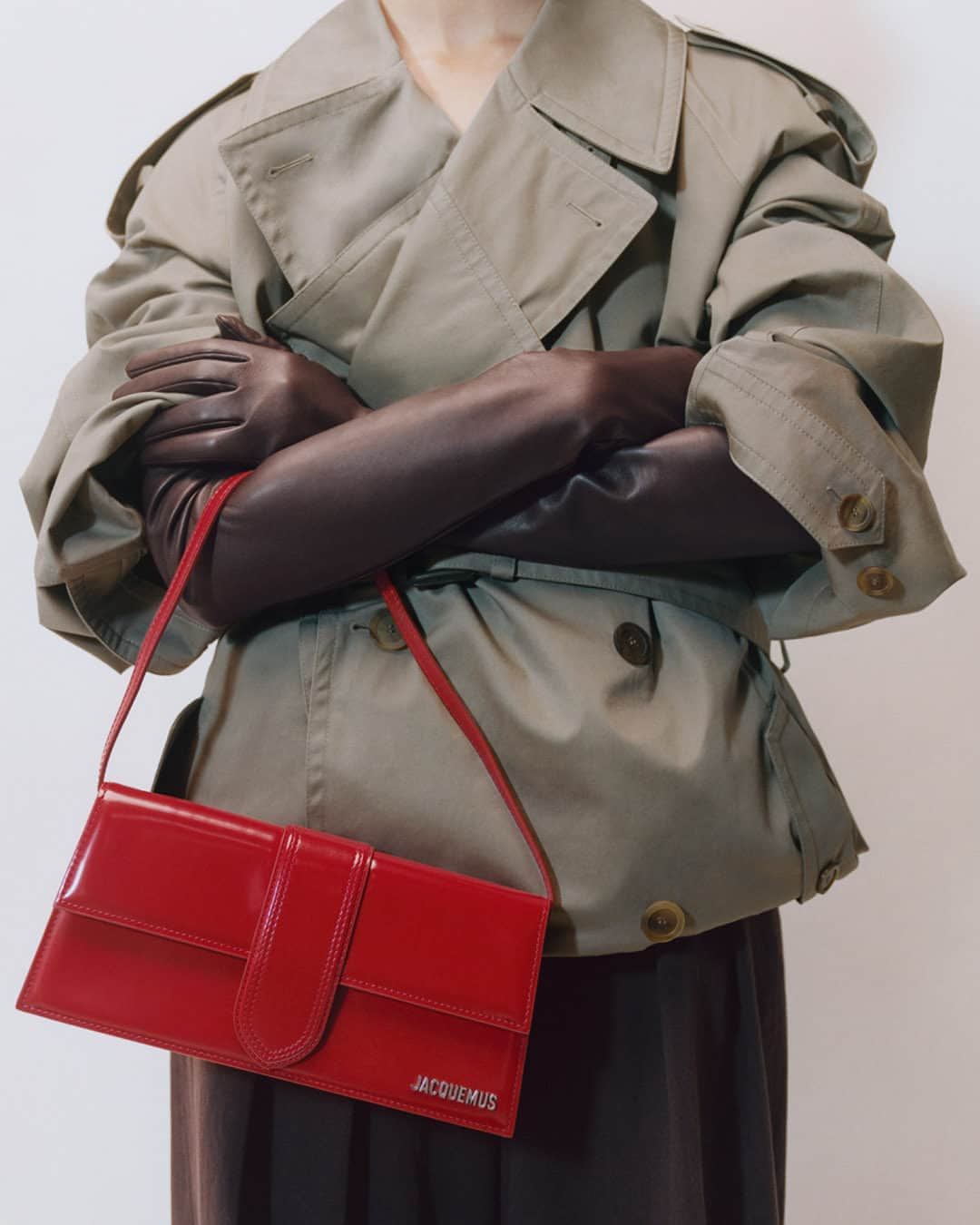 ネッタポルテのインスタグラム：「GO FOR BOLD: Add a pop of colour to your repertoire with @jacquemus's 'Le Bambino' patent-leather bag.  Tap the link in bio to shop at #NETAPORTER.」