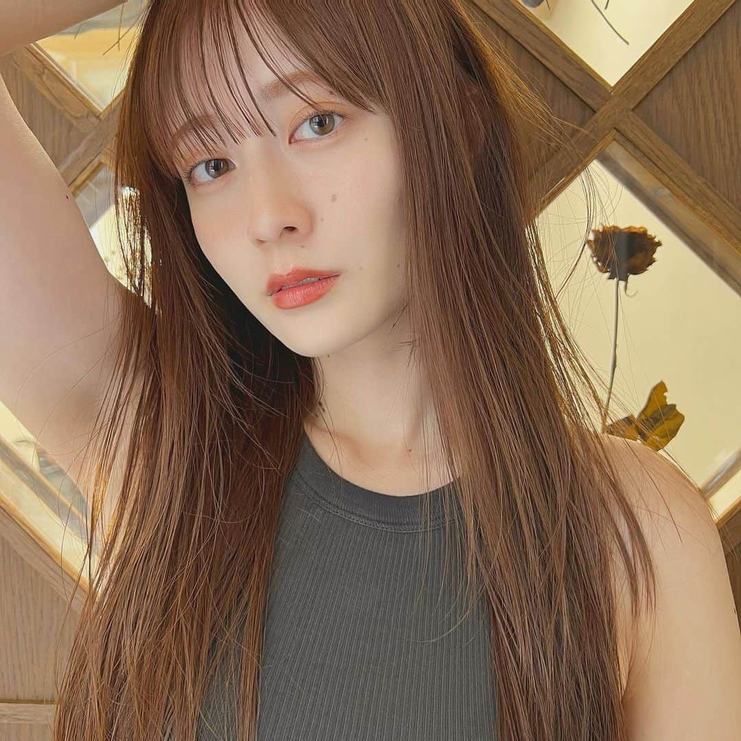 兼井遼のインスタグラム：「柔らかくほつれるヘア😌  ツヤのある 暗くても透明のある カラーならお任せください☺️  10月11月のご予約も まだまだお取りできます🙇🏻  ご質問などは コメントにてお問い合わせください！😌  #ケアカラー  #ヘアアレンジ  #ケアダブルカラー  #巻き方  #髪質改善カラー  #イルミナカラー  #ミルクティーベージュ #グレージュ  #ケアブリーチ  #ハイライトカラー  #ハイトーンカラー  #ブリーチ  #ダブルカラー   #インナーカラー  #オリーブアッシュ  #グラデーションカラー  #グレージュカラー  #ツヤトーン  #パーマ  #艶髪  #外国人風  #髪質改善トリートメント  #くびれヘア  #シースルーバング  #髪質改善  #ラベンダーグレージュ  #オリーブグレージュ  #トリートメント  #ヘアアクセサリー　#インナーハイライト」