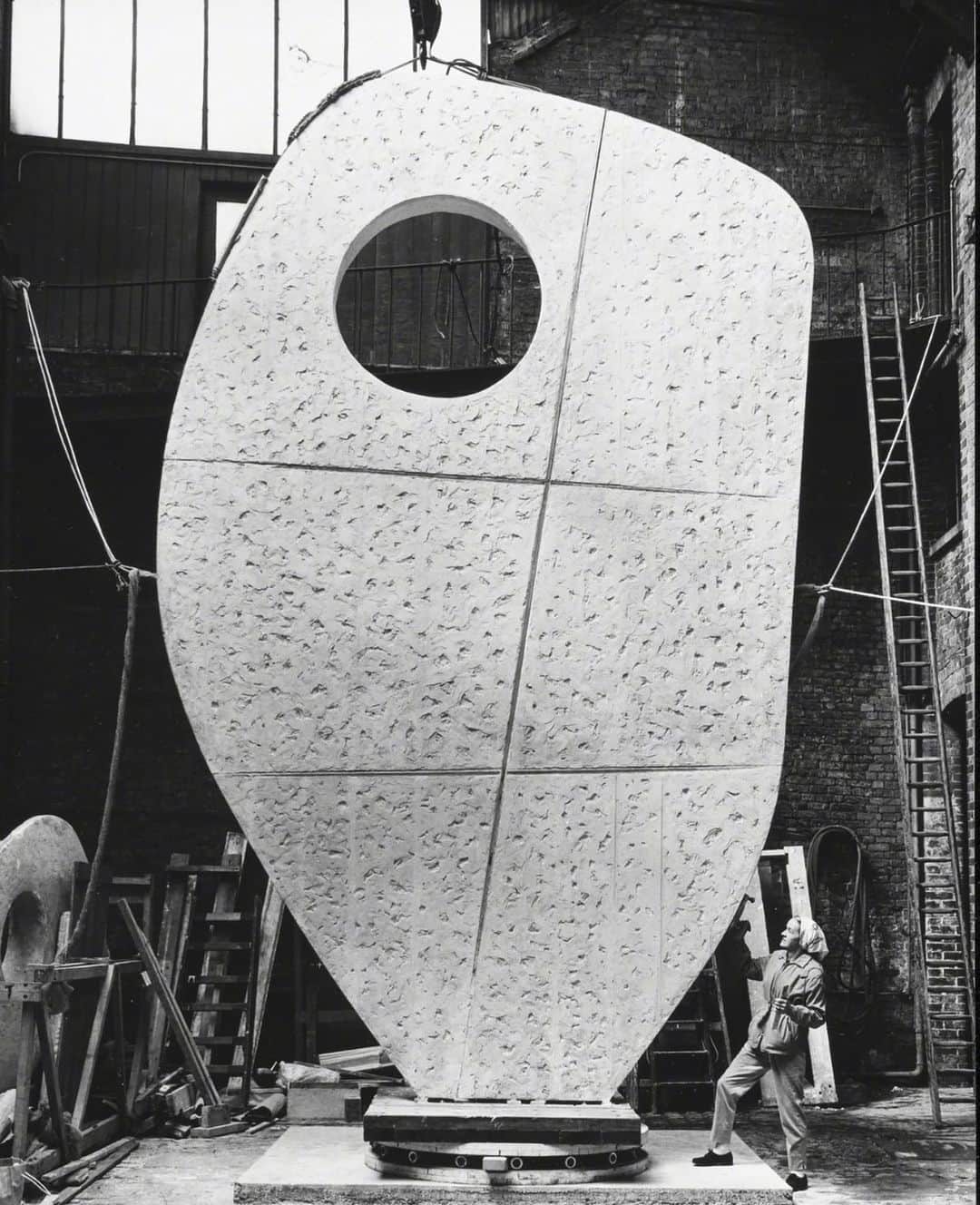 ローラ・ベイリーのインスタグラム：「‘Body experience..is the centre of creation.’  Barbara Hepworth  The artist with the plaster of  Single Form 1961-4  at the Morris Singer foundry, London. May, 1963」